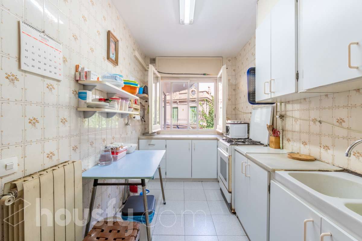 Housfy vende 🏡 amplio piso ubicado en Sitges. Vive la esencia de Sitges a un paso del mar y del centro, en una ubicación privilegiada donde el confort diario y el encanto mediterráneo se conectan a la perfección. La vivienda dispone de 122m2 útiles (verificados con la Dirección General de Catastro). Construido en el año: 1978. Distribución de estancias -Salón-comedor -4 Dormitorios -2 Baños -Cocina equipada -Lavadero Características específicas -Cédula de habitabilidad -Ascensor -Armario -Aire acondicionado -Calefacción -Electrodomésticos -Gres/cerámica -Balcón -Terraza - Parking opcional no incluido en el precio. Zona y entorno Respecto a la ubicación, se sitúa en Sitges, municipio de Barcelona. Esta propiedad se encuentra cerca de transporte público, colegios, supermercados y farmacias. Aviso legal El precio de venta no incluye gastos de la compraventa como notaría, registro, impuestos, ni tampoco honorarios agencia. Esta publicación no es vinculante. Consulta siempre la nota simple con Housfy antes de formalizar la compraventa. Sobre nosotros Housfy es la plataforma integral de servicios inmobiliarios. Nuestra combinación de expertos y tecnología pone al alcance de todo el mundo servicios cómodos, claros y seguros. AICAT número: 7922. Nos encargamos de la gestión y asesoramiento de la compra. Olvídate de todo. Hacemos los trámites por ti. Y, si además necesitas financiación, ponemos a tu disposición un bróker hipotecario para ayudarte a conseguir las mejores condiciones para tu perfil económico. ¿Quieres visitarla? Contacta con Housfy y agenda tu visita sin compromiso. Más información en: housfy.com-16