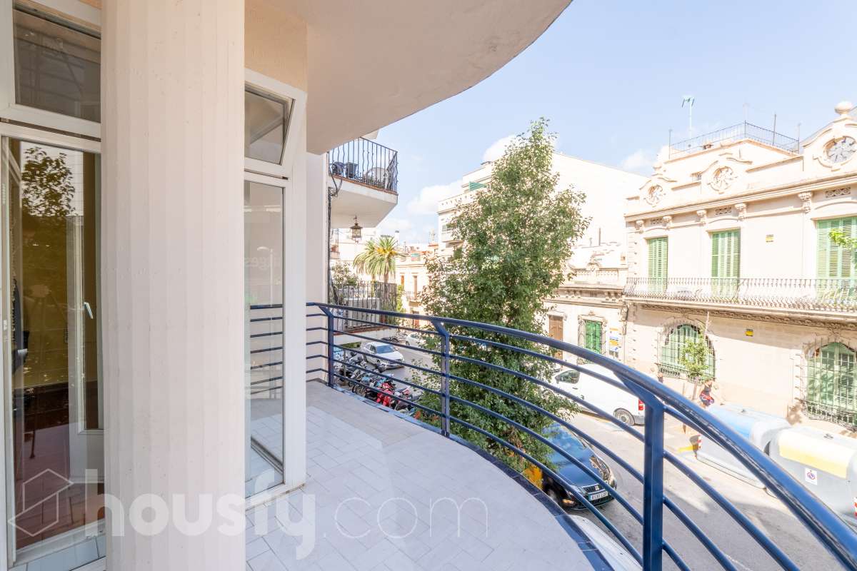 Housfy vende 🏡 amplio piso ubicado en Sitges. Vive la esencia de Sitges a un paso del mar y del centro, en una ubicación privilegiada donde el confort diario y el encanto mediterráneo se conectan a la perfección. La vivienda dispone de 122m2 útiles (verificados con la Dirección General de Catastro). Construido en el año: 1978. Distribución de estancias -Salón-comedor -4 Dormitorios -2 Baños -Cocina equipada -Lavadero Características específicas -Cédula de habitabilidad -Ascensor -Armario -Aire acondicionado -Calefacción -Electrodomésticos -Gres/cerámica -Balcón -Terraza - Parking opcional no incluido en el precio. Zona y entorno Respecto a la ubicación, se sitúa en Sitges, municipio de Barcelona. Esta propiedad se encuentra cerca de transporte público, colegios, supermercados y farmacias. Aviso legal El precio de venta no incluye gastos de la compraventa como notaría, registro, impuestos, ni tampoco honorarios agencia. Esta publicación no es vinculante. Consulta siempre la nota simple con Housfy antes de formalizar la compraventa. Sobre nosotros Housfy es la plataforma integral de servicios inmobiliarios. Nuestra combinación de expertos y tecnología pone al alcance de todo el mundo servicios cómodos, claros y seguros. AICAT número: 7922. Nos encargamos de la gestión y asesoramiento de la compra. Olvídate de todo. Hacemos los trámites por ti. Y, si además necesitas financiación, ponemos a tu disposición un bróker hipotecario para ayudarte a conseguir las mejores condiciones para tu perfil económico. ¿Quieres visitarla? Contacta con Housfy y agenda tu visita sin compromiso. Más información en: housfy.com-26