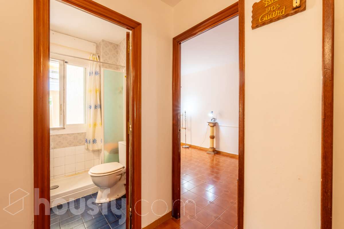 Housfy vende 🏡 amplio piso ubicado en Sitges. Vive la esencia de Sitges a un paso del mar y del centro, en una ubicación privilegiada donde el confort diario y el encanto mediterráneo se conectan a la perfección. La vivienda dispone de 122m2 útiles (verificados con la Dirección General de Catastro). Construido en el año: 1978. Distribución de estancias -Salón-comedor -4 Dormitorios -2 Baños -Cocina equipada -Lavadero Características específicas -Cédula de habitabilidad -Ascensor -Armario -Aire acondicionado -Calefacción -Electrodomésticos -Gres/cerámica -Balcón -Terraza - Parking opcional no incluido en el precio. Zona y entorno Respecto a la ubicación, se sitúa en Sitges, municipio de Barcelona. Esta propiedad se encuentra cerca de transporte público, colegios, supermercados y farmacias. Aviso legal El precio de venta no incluye gastos de la compraventa como notaría, registro, impuestos, ni tampoco honorarios agencia. Esta publicación no es vinculante. Consulta siempre la nota simple con Housfy antes de formalizar la compraventa. Sobre nosotros Housfy es la plataforma integral de servicios inmobiliarios. Nuestra combinación de expertos y tecnología pone al alcance de todo el mundo servicios cómodos, claros y seguros. AICAT número: 7922. Nos encargamos de la gestión y asesoramiento de la compra. Olvídate de todo. Hacemos los trámites por ti. Y, si además necesitas financiación, ponemos a tu disposición un bróker hipotecario para ayudarte a conseguir las mejores condiciones para tu perfil económico. ¿Quieres visitarla? Contacta con Housfy y agenda tu visita sin compromiso. Más información en: housfy.com-30
