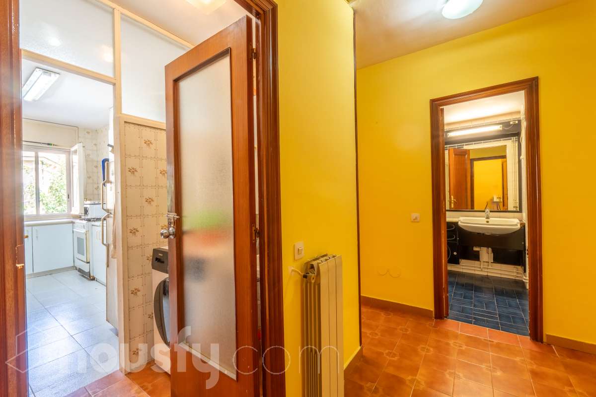 Housfy vende 🏡 amplio piso ubicado en Sitges. Vive la esencia de Sitges a un paso del mar y del centro, en una ubicación privilegiada donde el confort diario y el encanto mediterráneo se conectan a la perfección. La vivienda dispone de 122m2 útiles (verificados con la Dirección General de Catastro). Construido en el año: 1978. Distribución de estancias -Salón-comedor -4 Dormitorios -2 Baños -Cocina equipada -Lavadero Características específicas -Cédula de habitabilidad -Ascensor -Armario -Aire acondicionado -Calefacción -Electrodomésticos -Gres/cerámica -Balcón -Terraza - Parking opcional no incluido en el precio. Zona y entorno Respecto a la ubicación, se sitúa en Sitges, municipio de Barcelona. Esta propiedad se encuentra cerca de transporte público, colegios, supermercados y farmacias. Aviso legal El precio de venta no incluye gastos de la compraventa como notaría, registro, impuestos, ni tampoco honorarios agencia. Esta publicación no es vinculante. Consulta siempre la nota simple con Housfy antes de formalizar la compraventa. Sobre nosotros Housfy es la plataforma integral de servicios inmobiliarios. Nuestra combinación de expertos y tecnología pone al alcance de todo el mundo servicios cómodos, claros y seguros. AICAT número: 7922. Nos encargamos de la gestión y asesoramiento de la compra. Olvídate de todo. Hacemos los trámites por ti. Y, si además necesitas financiación, ponemos a tu disposición un bróker hipotecario para ayudarte a conseguir las mejores condiciones para tu perfil económico. ¿Quieres visitarla? Contacta con Housfy y agenda tu visita sin compromiso. Más información en: housfy.com-31