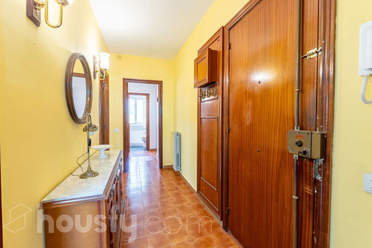 Housfy vende 🏡 amplio piso ubicado en Sitges. Vive la esencia de Sitges a un paso del mar y del centro, en una ubicación privilegiada donde el confort diario y el encanto mediterráneo se conectan a la perfección. La vivienda dispone de 122m2 útiles (verificados con la Dirección General de Catastro). Construido en el año: 1978. Distribución de estancias -Salón-comedor -4 Dormitorios -2 Baños -Cocina equipada -Lavadero Características específicas -Cédula de habitabilidad -Ascensor -Armario -Aire acondicionado -Calefacción -Electrodomésticos -Gres/cerámica -Balcón -Terraza - Parking opcional no incluido en el precio. Zona y entorno Respecto a la ubicación, se sitúa en Sitges, municipio de Barcelona. Esta propiedad se encuentra cerca de transporte público, colegios, supermercados y farmacias. Aviso legal El precio de venta no incluye gastos de la compraventa como notaría, registro, impuestos, ni tampoco honorarios agencia. Esta publicación no es vinculante. Consulta siempre la nota simple con Housfy antes de formalizar la compraventa. Sobre nosotros Housfy es la plataforma integral de servicios inmobiliarios. Nuestra combinación de expertos y tecnología pone al alcance de todo el mundo servicios cómodos, claros y seguros. AICAT número: 7922. Nos encargamos de la gestión y asesoramiento de la compra. Olvídate de todo. Hacemos los trámites por ti. Y, si además necesitas financiación, ponemos a tu disposición un bróker hipotecario para ayudarte a conseguir las mejores condiciones para tu perfil económico. ¿Quieres visitarla? Contacta con Housfy y agenda tu visita sin compromiso. Más información en: housfy.com-27
