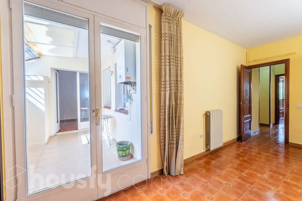 Housfy vende 🏡 amplio piso ubicado en Sitges. Vive la esencia de Sitges a un paso del mar y del centro, en una ubicación privilegiada donde el confort diario y el encanto mediterráneo se conectan a la perfección. La vivienda dispone de 122m2 útiles (verificados con la Dirección General de Catastro). Construido en el año: 1978. Distribución de estancias -Salón-comedor -4 Dormitorios -2 Baños -Cocina equipada -Lavadero Características específicas -Cédula de habitabilidad -Ascensor -Armario -Aire acondicionado -Calefacción -Electrodomésticos -Gres/cerámica -Balcón -Terraza - Parking opcional no incluido en el precio. Zona y entorno Respecto a la ubicación, se sitúa en Sitges, municipio de Barcelona. Esta propiedad se encuentra cerca de transporte público, colegios, supermercados y farmacias. Aviso legal El precio de venta no incluye gastos de la compraventa como notaría, registro, impuestos, ni tampoco honorarios agencia. Esta publicación no es vinculante. Consulta siempre la nota simple con Housfy antes de formalizar la compraventa. Sobre nosotros Housfy es la plataforma integral de servicios inmobiliarios. Nuestra combinación de expertos y tecnología pone al alcance de todo el mundo servicios cómodos, claros y seguros. AICAT número: 7922. Nos encargamos de la gestión y asesoramiento de la compra. Olvídate de todo. Hacemos los trámites por ti. Y, si además necesitas financiación, ponemos a tu disposición un bróker hipotecario para ayudarte a conseguir las mejores condiciones para tu perfil económico. ¿Quieres visitarla? Contacta con Housfy y agenda tu visita sin compromiso. Más información en: housfy.com-11