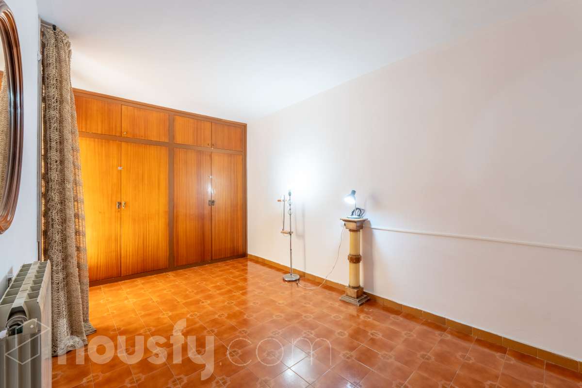 Housfy vende 🏡 amplio piso ubicado en Sitges. Vive la esencia de Sitges a un paso del mar y del centro, en una ubicación privilegiada donde el confort diario y el encanto mediterráneo se conectan a la perfección. La vivienda dispone de 122m2 útiles (verificados con la Dirección General de Catastro). Construido en el año: 1978. Distribución de estancias -Salón-comedor -4 Dormitorios -2 Baños -Cocina equipada -Lavadero Características específicas -Cédula de habitabilidad -Ascensor -Armario -Aire acondicionado -Calefacción -Electrodomésticos -Gres/cerámica -Balcón -Terraza - Parking opcional no incluido en el precio. Zona y entorno Respecto a la ubicación, se sitúa en Sitges, municipio de Barcelona. Esta propiedad se encuentra cerca de transporte público, colegios, supermercados y farmacias. Aviso legal El precio de venta no incluye gastos de la compraventa como notaría, registro, impuestos, ni tampoco honorarios agencia. Esta publicación no es vinculante. Consulta siempre la nota simple con Housfy antes de formalizar la compraventa. Sobre nosotros Housfy es la plataforma integral de servicios inmobiliarios. Nuestra combinación de expertos y tecnología pone al alcance de todo el mundo servicios cómodos, claros y seguros. AICAT número: 7922. Nos encargamos de la gestión y asesoramiento de la compra. Olvídate de todo. Hacemos los trámites por ti. Y, si además necesitas financiación, ponemos a tu disposición un bróker hipotecario para ayudarte a conseguir las mejores condiciones para tu perfil económico. ¿Quieres visitarla? Contacta con Housfy y agenda tu visita sin compromiso. Más información en: housfy.com-7