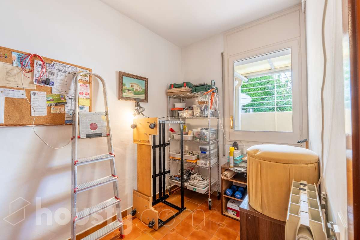 Housfy vende 🏡 amplio piso ubicado en Sitges. Vive la esencia de Sitges a un paso del mar y del centro, en una ubicación privilegiada donde el confort diario y el encanto mediterráneo se conectan a la perfección. La vivienda dispone de 122m2 útiles (verificados con la Dirección General de Catastro). Construido en el año: 1978. Distribución de estancias -Salón-comedor -4 Dormitorios -2 Baños -Cocina equipada -Lavadero Características específicas -Cédula de habitabilidad -Ascensor -Armario -Aire acondicionado -Calefacción -Electrodomésticos -Gres/cerámica -Balcón -Terraza - Parking opcional no incluido en el precio. Zona y entorno Respecto a la ubicación, se sitúa en Sitges, municipio de Barcelona. Esta propiedad se encuentra cerca de transporte público, colegios, supermercados y farmacias. Aviso legal El precio de venta no incluye gastos de la compraventa como notaría, registro, impuestos, ni tampoco honorarios agencia. Esta publicación no es vinculante. Consulta siempre la nota simple con Housfy antes de formalizar la compraventa. Sobre nosotros Housfy es la plataforma integral de servicios inmobiliarios. Nuestra combinación de expertos y tecnología pone al alcance de todo el mundo servicios cómodos, claros y seguros. AICAT número: 7922. Nos encargamos de la gestión y asesoramiento de la compra. Olvídate de todo. Hacemos los trámites por ti. Y, si además necesitas financiación, ponemos a tu disposición un bróker hipotecario para ayudarte a conseguir las mejores condiciones para tu perfil económico. ¿Quieres visitarla? Contacta con Housfy y agenda tu visita sin compromiso. Más información en: housfy.com-13