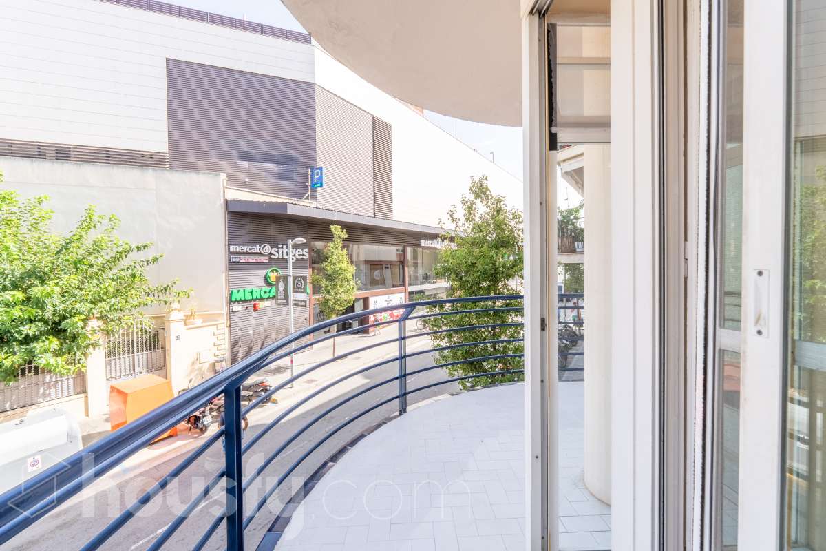 Housfy vende 🏡 amplio piso ubicado en Sitges. Vive la esencia de Sitges a un paso del mar y del centro, en una ubicación privilegiada donde el confort diario y el encanto mediterráneo se conectan a la perfección. La vivienda dispone de 122m2 útiles (verificados con la Dirección General de Catastro). Construido en el año: 1978. Distribución de estancias -Salón-comedor -4 Dormitorios -2 Baños -Cocina equipada -Lavadero Características específicas -Cédula de habitabilidad -Ascensor -Armario -Aire acondicionado -Calefacción -Electrodomésticos -Gres/cerámica -Balcón -Terraza - Parking opcional no incluido en el precio. Zona y entorno Respecto a la ubicación, se sitúa en Sitges, municipio de Barcelona. Esta propiedad se encuentra cerca de transporte público, colegios, supermercados y farmacias. Aviso legal El precio de venta no incluye gastos de la compraventa como notaría, registro, impuestos, ni tampoco honorarios agencia. Esta publicación no es vinculante. Consulta siempre la nota simple con Housfy antes de formalizar la compraventa. Sobre nosotros Housfy es la plataforma integral de servicios inmobiliarios. Nuestra combinación de expertos y tecnología pone al alcance de todo el mundo servicios cómodos, claros y seguros. AICAT número: 7922. Nos encargamos de la gestión y asesoramiento de la compra. Olvídate de todo. Hacemos los trámites por ti. Y, si además necesitas financiación, ponemos a tu disposición un bróker hipotecario para ayudarte a conseguir las mejores condiciones para tu perfil económico. ¿Quieres visitarla? Contacta con Housfy y agenda tu visita sin compromiso. Más información en: housfy.com-25