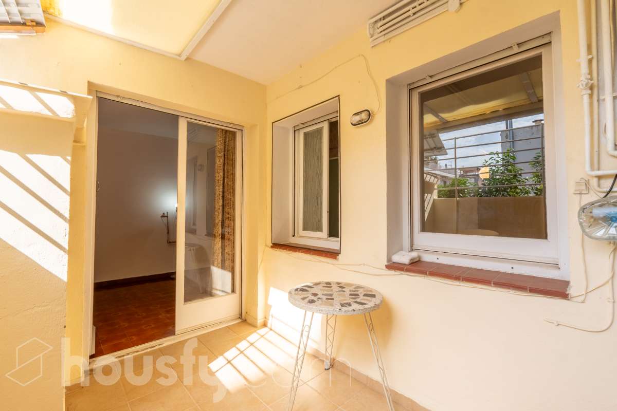 Housfy vende 🏡 amplio piso ubicado en Sitges. Vive la esencia de Sitges a un paso del mar y del centro, en una ubicación privilegiada donde el confort diario y el encanto mediterráneo se conectan a la perfección. La vivienda dispone de 122m2 útiles (verificados con la Dirección General de Catastro). Construido en el año: 1978. Distribución de estancias -Salón-comedor -4 Dormitorios -2 Baños -Cocina equipada -Lavadero Características específicas -Cédula de habitabilidad -Ascensor -Armario -Aire acondicionado -Calefacción -Electrodomésticos -Gres/cerámica -Balcón -Terraza - Parking opcional no incluido en el precio. Zona y entorno Respecto a la ubicación, se sitúa en Sitges, municipio de Barcelona. Esta propiedad se encuentra cerca de transporte público, colegios, supermercados y farmacias. Aviso legal El precio de venta no incluye gastos de la compraventa como notaría, registro, impuestos, ni tampoco honorarios agencia. Esta publicación no es vinculante. Consulta siempre la nota simple con Housfy antes de formalizar la compraventa. Sobre nosotros Housfy es la plataforma integral de servicios inmobiliarios. Nuestra combinación de expertos y tecnología pone al alcance de todo el mundo servicios cómodos, claros y seguros. AICAT número: 7922. Nos encargamos de la gestión y asesoramiento de la compra. Olvídate de todo. Hacemos los trámites por ti. Y, si además necesitas financiación, ponemos a tu disposición un bróker hipotecario para ayudarte a conseguir las mejores condiciones para tu perfil económico. ¿Quieres visitarla? Contacta con Housfy y agenda tu visita sin compromiso. Más información en: housfy.com-23