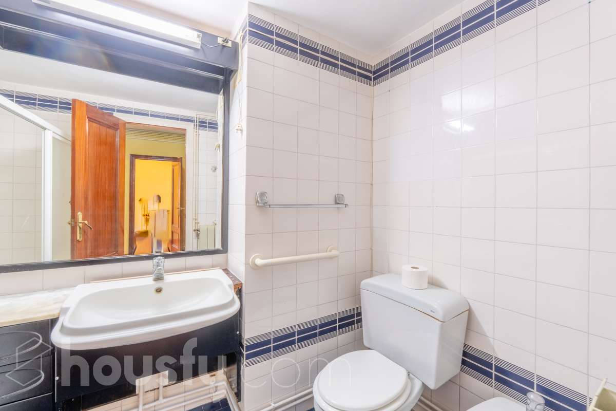 Housfy vende 🏡 amplio piso ubicado en Sitges. Vive la esencia de Sitges a un paso del mar y del centro, en una ubicación privilegiada donde el confort diario y el encanto mediterráneo se conectan a la perfección. La vivienda dispone de 122m2 útiles (verificados con la Dirección General de Catastro). Construido en el año: 1978. Distribución de estancias -Salón-comedor -4 Dormitorios -2 Baños -Cocina equipada -Lavadero Características específicas -Cédula de habitabilidad -Ascensor -Armario -Aire acondicionado -Calefacción -Electrodomésticos -Gres/cerámica -Balcón -Terraza - Parking opcional no incluido en el precio. Zona y entorno Respecto a la ubicación, se sitúa en Sitges, municipio de Barcelona. Esta propiedad se encuentra cerca de transporte público, colegios, supermercados y farmacias. Aviso legal El precio de venta no incluye gastos de la compraventa como notaría, registro, impuestos, ni tampoco honorarios agencia. Esta publicación no es vinculante. Consulta siempre la nota simple con Housfy antes de formalizar la compraventa. Sobre nosotros Housfy es la plataforma integral de servicios inmobiliarios. Nuestra combinación de expertos y tecnología pone al alcance de todo el mundo servicios cómodos, claros y seguros. AICAT número: 7922. Nos encargamos de la gestión y asesoramiento de la compra. Olvídate de todo. Hacemos los trámites por ti. Y, si además necesitas financiación, ponemos a tu disposición un bróker hipotecario para ayudarte a conseguir las mejores condiciones para tu perfil económico. ¿Quieres visitarla? Contacta con Housfy y agenda tu visita sin compromiso. Más información en: housfy.com-19