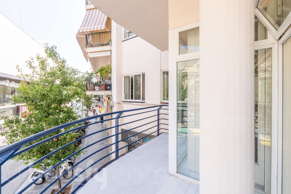 Housfy vende 🏡 amplio piso ubicado en Sitges. Vive la esencia de Sitges a un paso del mar y del centro, en una ubicación privilegiada donde el confort diario y el encanto mediterráneo se conectan a la perfección. La vivienda dispone de 122m2 útiles (verificados con la Dirección General de Catastro). Construido en el año: 1978. Distribución de estancias -Salón-comedor -4 Dormitorios -2 Baños -Cocina equipada -Lavadero Características específicas -Cédula de habitabilidad -Ascensor -Armario -Aire acondicionado -Calefacción -Electrodomésticos -Gres/cerámica -Balcón -Terraza - Parking opcional no incluido en el precio. Zona y entorno Respecto a la ubicación, se sitúa en Sitges, municipio de Barcelona. Esta propiedad se encuentra cerca de transporte público, colegios, supermercados y farmacias. Aviso legal El precio de venta no incluye gastos de la compraventa como notaría, registro, impuestos, ni tampoco honorarios agencia. Esta publicación no es vinculante. Consulta siempre la nota simple con Housfy antes de formalizar la compraventa. Sobre nosotros Housfy es la plataforma integral de servicios inmobiliarios. Nuestra combinación de expertos y tecnología pone al alcance de todo el mundo servicios cómodos, claros y seguros. AICAT número: 7922. Nos encargamos de la gestión y asesoramiento de la compra. Olvídate de todo. Hacemos los trámites por ti. Y, si además necesitas financiación, ponemos a tu disposición un bróker hipotecario para ayudarte a conseguir las mejores condiciones para tu perfil económico. ¿Quieres visitarla? Contacta con Housfy y agenda tu visita sin compromiso. Más información en: housfy.com-24