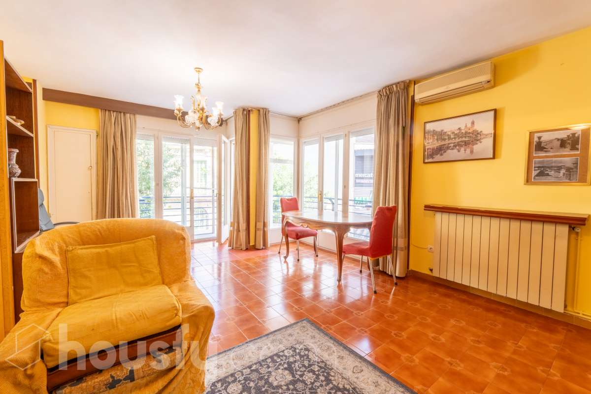 Housfy vende 🏡 amplio piso ubicado en Sitges. Vive la esencia de Sitges a un paso del mar y del centro, en una ubicación privilegiada donde el confort diario y el encanto mediterráneo se conectan a la perfección. La vivienda dispone de 122m2 útiles (verificados con la Dirección General de Catastro). Construido en el año: 1978. Distribución de estancias -Salón-comedor -4 Dormitorios -2 Baños -Cocina equipada -Lavadero Características específicas -Cédula de habitabilidad -Ascensor -Armario -Aire acondicionado -Calefacción -Electrodomésticos -Gres/cerámica -Balcón -Terraza - Parking opcional no incluido en el precio. Zona y entorno Respecto a la ubicación, se sitúa en Sitges, municipio de Barcelona. Esta propiedad se encuentra cerca de transporte público, colegios, supermercados y farmacias. Aviso legal El precio de venta no incluye gastos de la compraventa como notaría, registro, impuestos, ni tampoco honorarios agencia. Esta publicación no es vinculante. Consulta siempre la nota simple con Housfy antes de formalizar la compraventa. Sobre nosotros Housfy es la plataforma integral de servicios inmobiliarios. Nuestra combinación de expertos y tecnología pone al alcance de todo el mundo servicios cómodos, claros y seguros. AICAT número: 7922. Nos encargamos de la gestión y asesoramiento de la compra. Olvídate de todo. Hacemos los trámites por ti. Y, si además necesitas financiación, ponemos a tu disposición un bróker hipotecario para ayudarte a conseguir las mejores condiciones para tu perfil económico. ¿Quieres visitarla? Contacta con Housfy y agenda tu visita sin compromiso. Más información en: housfy.com-2