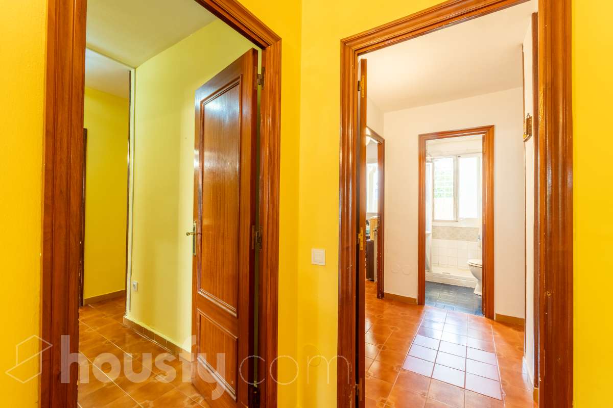 Housfy vende 🏡 amplio piso ubicado en Sitges. Vive la esencia de Sitges a un paso del mar y del centro, en una ubicación privilegiada donde el confort diario y el encanto mediterráneo se conectan a la perfección. La vivienda dispone de 122m2 útiles (verificados con la Dirección General de Catastro). Construido en el año: 1978. Distribución de estancias -Salón-comedor -4 Dormitorios -2 Baños -Cocina equipada -Lavadero Características específicas -Cédula de habitabilidad -Ascensor -Armario -Aire acondicionado -Calefacción -Electrodomésticos -Gres/cerámica -Balcón -Terraza - Parking opcional no incluido en el precio. Zona y entorno Respecto a la ubicación, se sitúa en Sitges, municipio de Barcelona. Esta propiedad se encuentra cerca de transporte público, colegios, supermercados y farmacias. Aviso legal El precio de venta no incluye gastos de la compraventa como notaría, registro, impuestos, ni tampoco honorarios agencia. Esta publicación no es vinculante. Consulta siempre la nota simple con Housfy antes de formalizar la compraventa. Sobre nosotros Housfy es la plataforma integral de servicios inmobiliarios. Nuestra combinación de expertos y tecnología pone al alcance de todo el mundo servicios cómodos, claros y seguros. AICAT número: 7922. Nos encargamos de la gestión y asesoramiento de la compra. Olvídate de todo. Hacemos los trámites por ti. Y, si además necesitas financiación, ponemos a tu disposición un bróker hipotecario para ayudarte a conseguir las mejores condiciones para tu perfil económico. ¿Quieres visitarla? Contacta con Housfy y agenda tu visita sin compromiso. Más información en: housfy.com-28