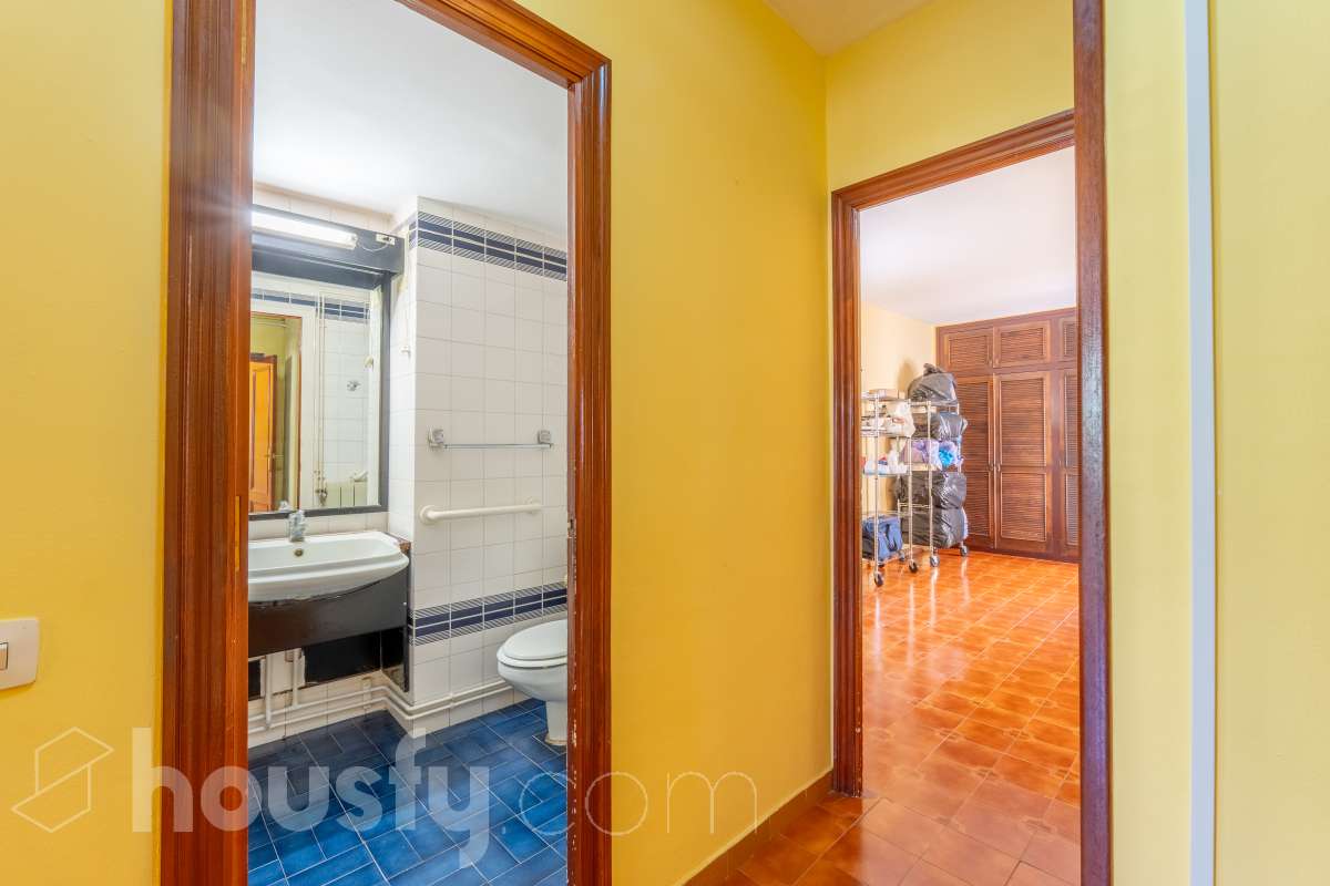 Housfy vende 🏡 amplio piso ubicado en Sitges. Vive la esencia de Sitges a un paso del mar y del centro, en una ubicación privilegiada donde el confort diario y el encanto mediterráneo se conectan a la perfección. La vivienda dispone de 122m2 útiles (verificados con la Dirección General de Catastro). Construido en el año: 1978. Distribución de estancias -Salón-comedor -4 Dormitorios -2 Baños -Cocina equipada -Lavadero Características específicas -Cédula de habitabilidad -Ascensor -Armario -Aire acondicionado -Calefacción -Electrodomésticos -Gres/cerámica -Balcón -Terraza - Parking opcional no incluido en el precio. Zona y entorno Respecto a la ubicación, se sitúa en Sitges, municipio de Barcelona. Esta propiedad se encuentra cerca de transporte público, colegios, supermercados y farmacias. Aviso legal El precio de venta no incluye gastos de la compraventa como notaría, registro, impuestos, ni tampoco honorarios agencia. Esta publicación no es vinculante. Consulta siempre la nota simple con Housfy antes de formalizar la compraventa. Sobre nosotros Housfy es la plataforma integral de servicios inmobiliarios. Nuestra combinación de expertos y tecnología pone al alcance de todo el mundo servicios cómodos, claros y seguros. AICAT número: 7922. Nos encargamos de la gestión y asesoramiento de la compra. Olvídate de todo. Hacemos los trámites por ti. Y, si además necesitas financiación, ponemos a tu disposición un bróker hipotecario para ayudarte a conseguir las mejores condiciones para tu perfil económico. ¿Quieres visitarla? Contacta con Housfy y agenda tu visita sin compromiso. Más información en: housfy.com-29