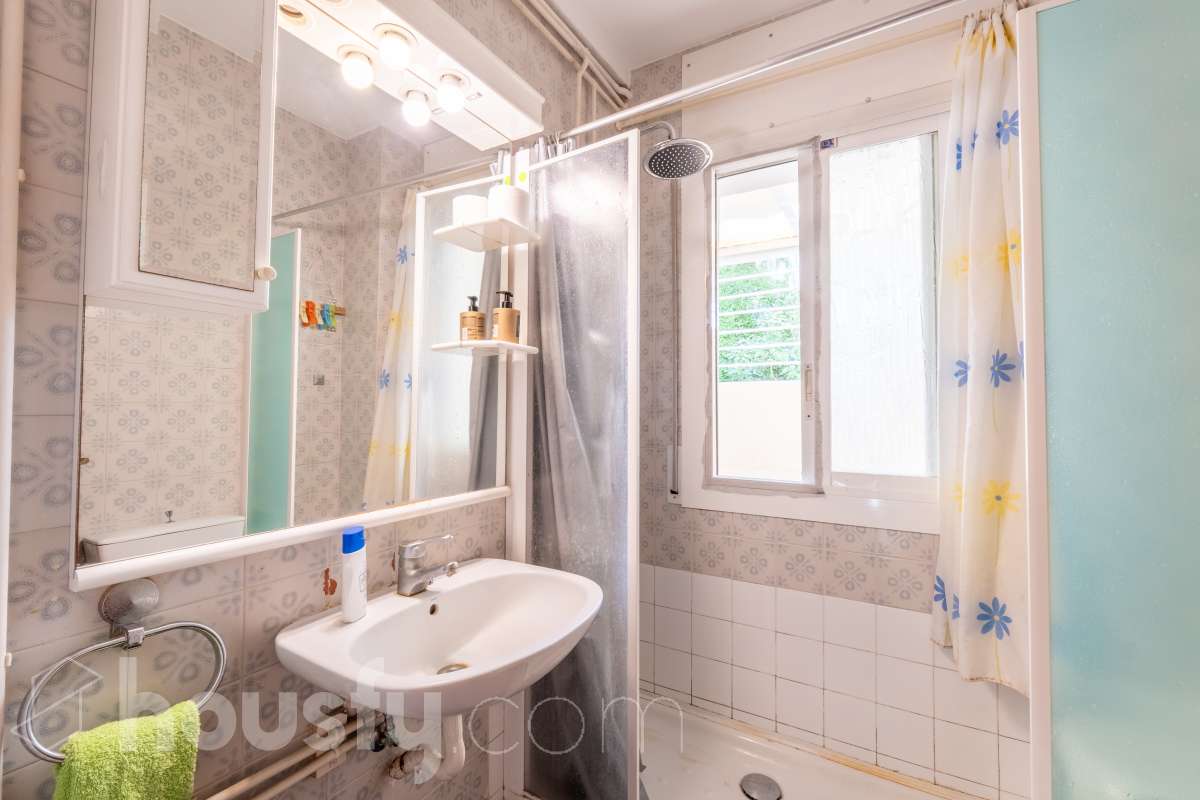 Housfy vende 🏡 amplio piso ubicado en Sitges. Vive la esencia de Sitges a un paso del mar y del centro, en una ubicación privilegiada donde el confort diario y el encanto mediterráneo se conectan a la perfección. La vivienda dispone de 122m2 útiles (verificados con la Dirección General de Catastro). Construido en el año: 1978. Distribución de estancias -Salón-comedor -4 Dormitorios -2 Baños -Cocina equipada -Lavadero Características específicas -Cédula de habitabilidad -Ascensor -Armario -Aire acondicionado -Calefacción -Electrodomésticos -Gres/cerámica -Balcón -Terraza - Parking opcional no incluido en el precio. Zona y entorno Respecto a la ubicación, se sitúa en Sitges, municipio de Barcelona. Esta propiedad se encuentra cerca de transporte público, colegios, supermercados y farmacias. Aviso legal El precio de venta no incluye gastos de la compraventa como notaría, registro, impuestos, ni tampoco honorarios agencia. Esta publicación no es vinculante. Consulta siempre la nota simple con Housfy antes de formalizar la compraventa. Sobre nosotros Housfy es la plataforma integral de servicios inmobiliarios. Nuestra combinación de expertos y tecnología pone al alcance de todo el mundo servicios cómodos, claros y seguros. AICAT número: 7922. Nos encargamos de la gestión y asesoramiento de la compra. Olvídate de todo. Hacemos los trámites por ti. Y, si además necesitas financiación, ponemos a tu disposición un bróker hipotecario para ayudarte a conseguir las mejores condiciones para tu perfil económico. ¿Quieres visitarla? Contacta con Housfy y agenda tu visita sin compromiso. Más información en: housfy.com-17
