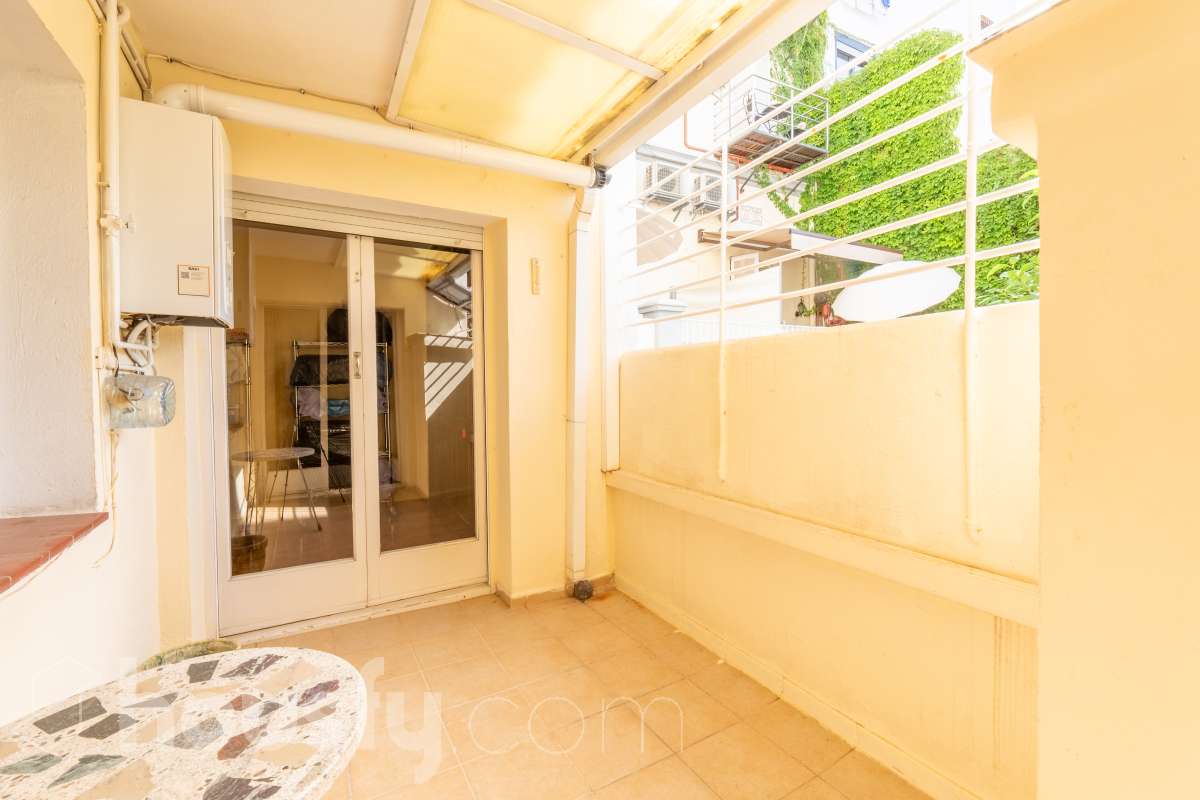 Housfy vende 🏡 amplio piso ubicado en Sitges. Vive la esencia de Sitges a un paso del mar y del centro, en una ubicación privilegiada donde el confort diario y el encanto mediterráneo se conectan a la perfección. La vivienda dispone de 122m2 útiles (verificados con la Dirección General de Catastro). Construido en el año: 1978. Distribución de estancias -Salón-comedor -4 Dormitorios -2 Baños -Cocina equipada -Lavadero Características específicas -Cédula de habitabilidad -Ascensor -Armario -Aire acondicionado -Calefacción -Electrodomésticos -Gres/cerámica -Balcón -Terraza - Parking opcional no incluido en el precio. Zona y entorno Respecto a la ubicación, se sitúa en Sitges, municipio de Barcelona. Esta propiedad se encuentra cerca de transporte público, colegios, supermercados y farmacias. Aviso legal El precio de venta no incluye gastos de la compraventa como notaría, registro, impuestos, ni tampoco honorarios agencia. Esta publicación no es vinculante. Consulta siempre la nota simple con Housfy antes de formalizar la compraventa. Sobre nosotros Housfy es la plataforma integral de servicios inmobiliarios. Nuestra combinación de expertos y tecnología pone al alcance de todo el mundo servicios cómodos, claros y seguros. AICAT número: 7922. Nos encargamos de la gestión y asesoramiento de la compra. Olvídate de todo. Hacemos los trámites por ti. Y, si además necesitas financiación, ponemos a tu disposición un bróker hipotecario para ayudarte a conseguir las mejores condiciones para tu perfil económico. ¿Quieres visitarla? Contacta con Housfy y agenda tu visita sin compromiso. Más información en: housfy.com-21