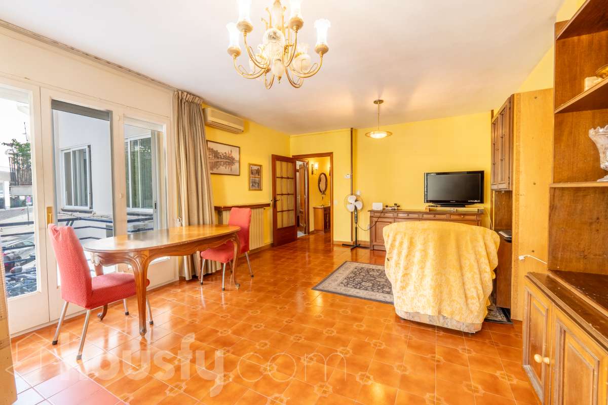 Housfy vende 🏡 amplio piso ubicado en Sitges. Vive la esencia de Sitges a un paso del mar y del centro, en una ubicación privilegiada donde el confort diario y el encanto mediterráneo se conectan a la perfección. La vivienda dispone de 122m2 útiles (verificados con la Dirección General de Catastro). Construido en el año: 1978. Distribución de estancias -Salón-comedor -4 Dormitorios -2 Baños -Cocina equipada -Lavadero Características específicas -Cédula de habitabilidad -Ascensor -Armario -Aire acondicionado -Calefacción -Electrodomésticos -Gres/cerámica -Balcón -Terraza - Parking opcional no incluido en el precio. Zona y entorno Respecto a la ubicación, se sitúa en Sitges, municipio de Barcelona. Esta propiedad se encuentra cerca de transporte público, colegios, supermercados y farmacias. Aviso legal El precio de venta no incluye gastos de la compraventa como notaría, registro, impuestos, ni tampoco honorarios agencia. Esta publicación no es vinculante. Consulta siempre la nota simple con Housfy antes de formalizar la compraventa. Sobre nosotros Housfy es la plataforma integral de servicios inmobiliarios. Nuestra combinación de expertos y tecnología pone al alcance de todo el mundo servicios cómodos, claros y seguros. AICAT número: 7922. Nos encargamos de la gestión y asesoramiento de la compra. Olvídate de todo. Hacemos los trámites por ti. Y, si además necesitas financiación, ponemos a tu disposición un bróker hipotecario para ayudarte a conseguir las mejores condiciones para tu perfil económico. ¿Quieres visitarla? Contacta con Housfy y agenda tu visita sin compromiso. Más información en: housfy.com-3