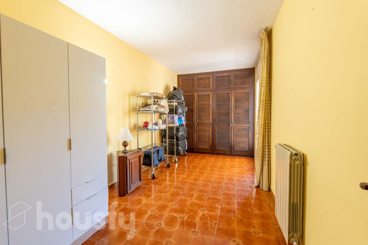 Housfy vende 🏡 amplio piso ubicado en Sitges. Vive la esencia de Sitges a un paso del mar y del centro, en una ubicación privilegiada donde el confort diario y el encanto mediterráneo se conectan a la perfección. La vivienda dispone de 122m2 útiles (verificados con la Dirección General de Catastro). Construido en el año: 1978. Distribución de estancias -Salón-comedor -4 Dormitorios -2 Baños -Cocina equipada -Lavadero Características específicas -Cédula de habitabilidad -Ascensor -Armario -Aire acondicionado -Calefacción -Electrodomésticos -Gres/cerámica -Balcón -Terraza - Parking opcional no incluido en el precio. Zona y entorno Respecto a la ubicación, se sitúa en Sitges, municipio de Barcelona. Esta propiedad se encuentra cerca de transporte público, colegios, supermercados y farmacias. Aviso legal El precio de venta no incluye gastos de la compraventa como notaría, registro, impuestos, ni tampoco honorarios agencia. Esta publicación no es vinculante. Consulta siempre la nota simple con Housfy antes de formalizar la compraventa. Sobre nosotros Housfy es la plataforma integral de servicios inmobiliarios. Nuestra combinación de expertos y tecnología pone al alcance de todo el mundo servicios cómodos, claros y seguros. AICAT número: 7922. Nos encargamos de la gestión y asesoramiento de la compra. Olvídate de todo. Hacemos los trámites por ti. Y, si además necesitas financiación, ponemos a tu disposición un bróker hipotecario para ayudarte a conseguir las mejores condiciones para tu perfil económico. ¿Quieres visitarla? Contacta con Housfy y agenda tu visita sin compromiso. Más información en: housfy.com-12