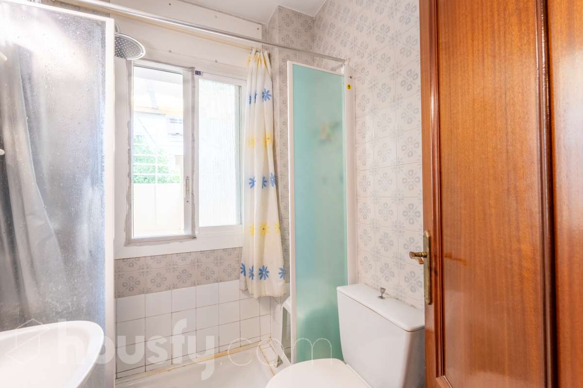 Housfy vende 🏡 amplio piso ubicado en Sitges. Vive la esencia de Sitges a un paso del mar y del centro, en una ubicación privilegiada donde el confort diario y el encanto mediterráneo se conectan a la perfección. La vivienda dispone de 122m2 útiles (verificados con la Dirección General de Catastro). Construido en el año: 1978. Distribución de estancias -Salón-comedor -4 Dormitorios -2 Baños -Cocina equipada -Lavadero Características específicas -Cédula de habitabilidad -Ascensor -Armario -Aire acondicionado -Calefacción -Electrodomésticos -Gres/cerámica -Balcón -Terraza - Parking opcional no incluido en el precio. Zona y entorno Respecto a la ubicación, se sitúa en Sitges, municipio de Barcelona. Esta propiedad se encuentra cerca de transporte público, colegios, supermercados y farmacias. Aviso legal El precio de venta no incluye gastos de la compraventa como notaría, registro, impuestos, ni tampoco honorarios agencia. Esta publicación no es vinculante. Consulta siempre la nota simple con Housfy antes de formalizar la compraventa. Sobre nosotros Housfy es la plataforma integral de servicios inmobiliarios. Nuestra combinación de expertos y tecnología pone al alcance de todo el mundo servicios cómodos, claros y seguros. AICAT número: 7922. Nos encargamos de la gestión y asesoramiento de la compra. Olvídate de todo. Hacemos los trámites por ti. Y, si además necesitas financiación, ponemos a tu disposición un bróker hipotecario para ayudarte a conseguir las mejores condiciones para tu perfil económico. ¿Quieres visitarla? Contacta con Housfy y agenda tu visita sin compromiso. Más información en: housfy.com-18