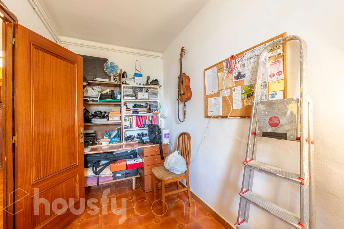 Housfy vende 🏡 amplio piso ubicado en Sitges. Vive la esencia de Sitges a un paso del mar y del centro, en una ubicación privilegiada donde el confort diario y el encanto mediterráneo se conectan a la perfección. La vivienda dispone de 122m2 útiles (verificados con la Dirección General de Catastro). Construido en el año: 1978. Distribución de estancias -Salón-comedor -4 Dormitorios -2 Baños -Cocina equipada -Lavadero Características específicas -Cédula de habitabilidad -Ascensor -Armario -Aire acondicionado -Calefacción -Electrodomésticos -Gres/cerámica -Balcón -Terraza - Parking opcional no incluido en el precio. Zona y entorno Respecto a la ubicación, se sitúa en Sitges, municipio de Barcelona. Esta propiedad se encuentra cerca de transporte público, colegios, supermercados y farmacias. Aviso legal El precio de venta no incluye gastos de la compraventa como notaría, registro, impuestos, ni tampoco honorarios agencia. Esta publicación no es vinculante. Consulta siempre la nota simple con Housfy antes de formalizar la compraventa. Sobre nosotros Housfy es la plataforma integral de servicios inmobiliarios. Nuestra combinación de expertos y tecnología pone al alcance de todo el mundo servicios cómodos, claros y seguros. AICAT número: 7922. Nos encargamos de la gestión y asesoramiento de la compra. Olvídate de todo. Hacemos los trámites por ti. Y, si además necesitas financiación, ponemos a tu disposición un bróker hipotecario para ayudarte a conseguir las mejores condiciones para tu perfil económico. ¿Quieres visitarla? Contacta con Housfy y agenda tu visita sin compromiso. Más información en: housfy.com-14