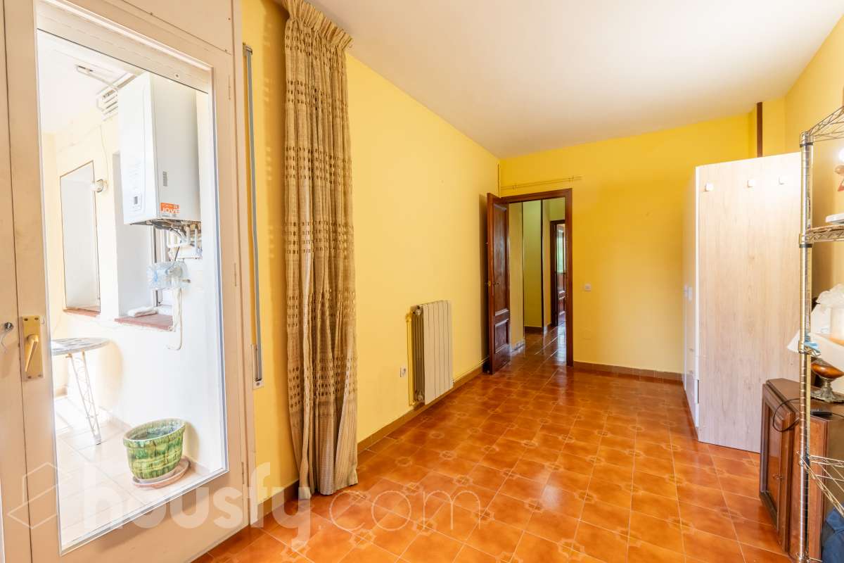 Housfy vende 🏡 amplio piso ubicado en Sitges. Vive la esencia de Sitges a un paso del mar y del centro, en una ubicación privilegiada donde el confort diario y el encanto mediterráneo se conectan a la perfección. La vivienda dispone de 122m2 útiles (verificados con la Dirección General de Catastro). Construido en el año: 1978. Distribución de estancias -Salón-comedor -4 Dormitorios -2 Baños -Cocina equipada -Lavadero Características específicas -Cédula de habitabilidad -Ascensor -Armario -Aire acondicionado -Calefacción -Electrodomésticos -Gres/cerámica -Balcón -Terraza - Parking opcional no incluido en el precio. Zona y entorno Respecto a la ubicación, se sitúa en Sitges, municipio de Barcelona. Esta propiedad se encuentra cerca de transporte público, colegios, supermercados y farmacias. Aviso legal El precio de venta no incluye gastos de la compraventa como notaría, registro, impuestos, ni tampoco honorarios agencia. Esta publicación no es vinculante. Consulta siempre la nota simple con Housfy antes de formalizar la compraventa. Sobre nosotros Housfy es la plataforma integral de servicios inmobiliarios. Nuestra combinación de expertos y tecnología pone al alcance de todo el mundo servicios cómodos, claros y seguros. AICAT número: 7922. Nos encargamos de la gestión y asesoramiento de la compra. Olvídate de todo. Hacemos los trámites por ti. Y, si además necesitas financiación, ponemos a tu disposición un bróker hipotecario para ayudarte a conseguir las mejores condiciones para tu perfil económico. ¿Quieres visitarla? Contacta con Housfy y agenda tu visita sin compromiso. Más información en: housfy.com-10