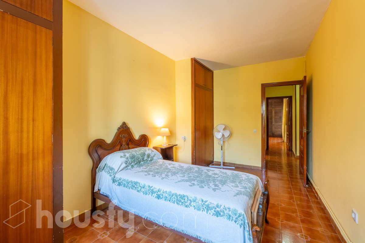 Housfy vende 🏡 amplio piso ubicado en Sitges. Vive la esencia de Sitges a un paso del mar y del centro, en una ubicación privilegiada donde el confort diario y el encanto mediterráneo se conectan a la perfección. La vivienda dispone de 122m2 útiles (verificados con la Dirección General de Catastro). Construido en el año: 1978. Distribución de estancias -Salón-comedor -4 Dormitorios -2 Baños -Cocina equipada -Lavadero Características específicas -Cédula de habitabilidad -Ascensor -Armario -Aire acondicionado -Calefacción -Electrodomésticos -Gres/cerámica -Balcón -Terraza - Parking opcional no incluido en el precio. Zona y entorno Respecto a la ubicación, se sitúa en Sitges, municipio de Barcelona. Esta propiedad se encuentra cerca de transporte público, colegios, supermercados y farmacias. Aviso legal El precio de venta no incluye gastos de la compraventa como notaría, registro, impuestos, ni tampoco honorarios agencia. Esta publicación no es vinculante. Consulta siempre la nota simple con Housfy antes de formalizar la compraventa. Sobre nosotros Housfy es la plataforma integral de servicios inmobiliarios. Nuestra combinación de expertos y tecnología pone al alcance de todo el mundo servicios cómodos, claros y seguros. AICAT número: 7922. Nos encargamos de la gestión y asesoramiento de la compra. Olvídate de todo. Hacemos los trámites por ti. Y, si además necesitas financiación, ponemos a tu disposición un bróker hipotecario para ayudarte a conseguir las mejores condiciones para tu perfil económico. ¿Quieres visitarla? Contacta con Housfy y agenda tu visita sin compromiso. Más información en: housfy.com-5