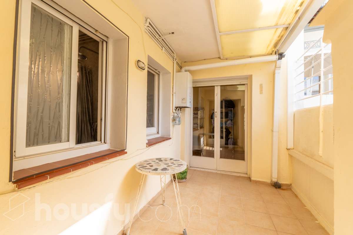 Housfy vende 🏡 amplio piso ubicado en Sitges. Vive la esencia de Sitges a un paso del mar y del centro, en una ubicación privilegiada donde el confort diario y el encanto mediterráneo se conectan a la perfección. La vivienda dispone de 122m2 útiles (verificados con la Dirección General de Catastro). Construido en el año: 1978. Distribución de estancias -Salón-comedor -4 Dormitorios -2 Baños -Cocina equipada -Lavadero Características específicas -Cédula de habitabilidad -Ascensor -Armario -Aire acondicionado -Calefacción -Electrodomésticos -Gres/cerámica -Balcón -Terraza - Parking opcional no incluido en el precio. Zona y entorno Respecto a la ubicación, se sitúa en Sitges, municipio de Barcelona. Esta propiedad se encuentra cerca de transporte público, colegios, supermercados y farmacias. Aviso legal El precio de venta no incluye gastos de la compraventa como notaría, registro, impuestos, ni tampoco honorarios agencia. Esta publicación no es vinculante. Consulta siempre la nota simple con Housfy antes de formalizar la compraventa. Sobre nosotros Housfy es la plataforma integral de servicios inmobiliarios. Nuestra combinación de expertos y tecnología pone al alcance de todo el mundo servicios cómodos, claros y seguros. AICAT número: 7922. Nos encargamos de la gestión y asesoramiento de la compra. Olvídate de todo. Hacemos los trámites por ti. Y, si además necesitas financiación, ponemos a tu disposición un bróker hipotecario para ayudarte a conseguir las mejores condiciones para tu perfil económico. ¿Quieres visitarla? Contacta con Housfy y agenda tu visita sin compromiso. Más información en: housfy.com-22