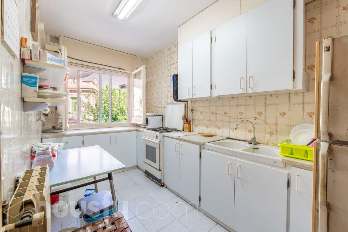 Housfy vende 🏡 amplio piso ubicado en Sitges. Vive la esencia de Sitges a un paso del mar y del centro, en una ubicación privilegiada donde el confort diario y el encanto mediterráneo se conectan a la perfección. La vivienda dispone de 122m2 útiles (verificados con la Dirección General de Catastro). Construido en el año: 1978. Distribución de estancias -Salón-comedor -4 Dormitorios -2 Baños -Cocina equipada -Lavadero Características específicas -Cédula de habitabilidad -Ascensor -Armario -Aire acondicionado -Calefacción -Electrodomésticos -Gres/cerámica -Balcón -Terraza - Parking opcional no incluido en el precio. Zona y entorno Respecto a la ubicación, se sitúa en Sitges, municipio de Barcelona. Esta propiedad se encuentra cerca de transporte público, colegios, supermercados y farmacias. Aviso legal El precio de venta no incluye gastos de la compraventa como notaría, registro, impuestos, ni tampoco honorarios agencia. Esta publicación no es vinculante. Consulta siempre la nota simple con Housfy antes de formalizar la compraventa. Sobre nosotros Housfy es la plataforma integral de servicios inmobiliarios. Nuestra combinación de expertos y tecnología pone al alcance de todo el mundo servicios cómodos, claros y seguros. AICAT número: 7922. Nos encargamos de la gestión y asesoramiento de la compra. Olvídate de todo. Hacemos los trámites por ti. Y, si además necesitas financiación, ponemos a tu disposición un bróker hipotecario para ayudarte a conseguir las mejores condiciones para tu perfil económico. ¿Quieres visitarla? Contacta con Housfy y agenda tu visita sin compromiso. Más información en: housfy.com-15