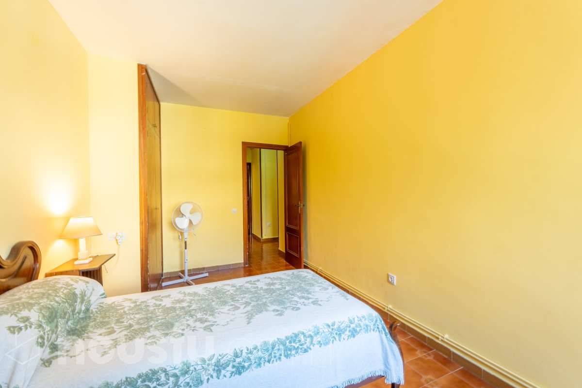 Housfy vende 🏡 amplio piso ubicado en Sitges. Vive la esencia de Sitges a un paso del mar y del centro, en una ubicación privilegiada donde el confort diario y el encanto mediterráneo se conectan a la perfección. La vivienda dispone de 122m2 útiles (verificados con la Dirección General de Catastro). Construido en el año: 1978. Distribución de estancias -Salón-comedor -4 Dormitorios -2 Baños -Cocina equipada -Lavadero Características específicas -Cédula de habitabilidad -Ascensor -Armario -Aire acondicionado -Calefacción -Electrodomésticos -Gres/cerámica -Balcón -Terraza - Parking opcional no incluido en el precio. Zona y entorno Respecto a la ubicación, se sitúa en Sitges, municipio de Barcelona. Esta propiedad se encuentra cerca de transporte público, colegios, supermercados y farmacias. Aviso legal El precio de venta no incluye gastos de la compraventa como notaría, registro, impuestos, ni tampoco honorarios agencia. Esta publicación no es vinculante. Consulta siempre la nota simple con Housfy antes de formalizar la compraventa. Sobre nosotros Housfy es la plataforma integral de servicios inmobiliarios. Nuestra combinación de expertos y tecnología pone al alcance de todo el mundo servicios cómodos, claros y seguros. AICAT número: 7922. Nos encargamos de la gestión y asesoramiento de la compra. Olvídate de todo. Hacemos los trámites por ti. Y, si además necesitas financiación, ponemos a tu disposición un bróker hipotecario para ayudarte a conseguir las mejores condiciones para tu perfil económico. ¿Quieres visitarla? Contacta con Housfy y agenda tu visita sin compromiso. Más información en: housfy.com-6