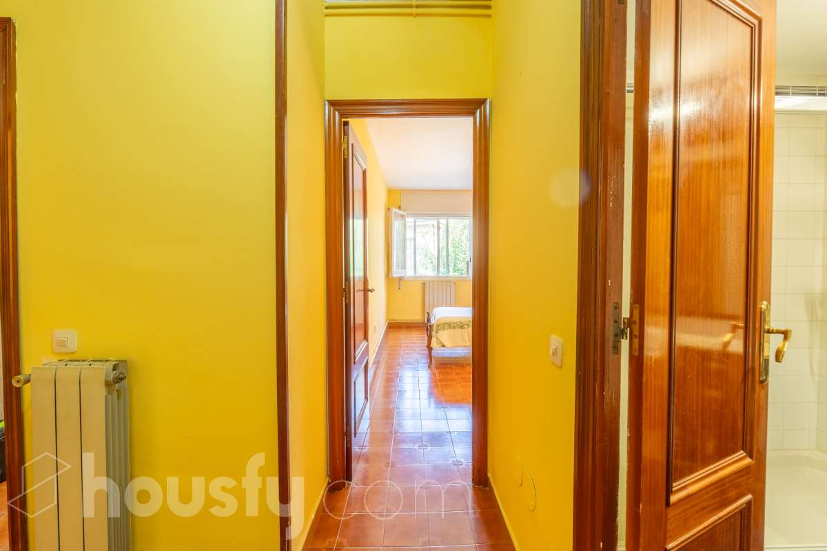 Housfy vende 🏡 amplio piso ubicado en Sitges. Vive la esencia de Sitges a un paso del mar y del centro, en una ubicación privilegiada donde el confort diario y el encanto mediterráneo se conectan a la perfección. La vivienda dispone de 122m2 útiles (verificados con la Dirección General de Catastro). Construido en el año: 1978. Distribución de estancias -Salón-comedor -4 Dormitorios -2 Baños -Cocina equipada -Lavadero Características específicas -Cédula de habitabilidad -Ascensor -Armario -Aire acondicionado -Calefacción -Electrodomésticos -Gres/cerámica -Balcón -Terraza - Parking opcional no incluido en el precio. Zona y entorno Respecto a la ubicación, se sitúa en Sitges, municipio de Barcelona. Esta propiedad se encuentra cerca de transporte público, colegios, supermercados y farmacias. Aviso legal El precio de venta no incluye gastos de la compraventa como notaría, registro, impuestos, ni tampoco honorarios agencia. Esta publicación no es vinculante. Consulta siempre la nota simple con Housfy antes de formalizar la compraventa. Sobre nosotros Housfy es la plataforma integral de servicios inmobiliarios. Nuestra combinación de expertos y tecnología pone al alcance de todo el mundo servicios cómodos, claros y seguros. AICAT número: 7922. Nos encargamos de la gestión y asesoramiento de la compra. Olvídate de todo. Hacemos los trámites por ti. Y, si además necesitas financiación, ponemos a tu disposición un bróker hipotecario para ayudarte a conseguir las mejores condiciones para tu perfil económico. ¿Quieres visitarla? Contacta con Housfy y agenda tu visita sin compromiso. Más información en: housfy.com-32