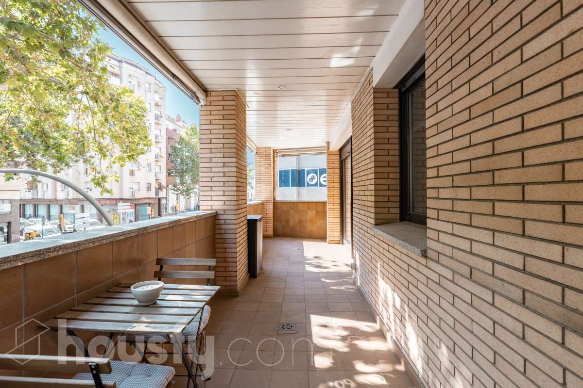 Espectacular piso totalmente reformado de 4 habitaciones con terraza y dos plazas de parking en pleno centro de Sabadell
