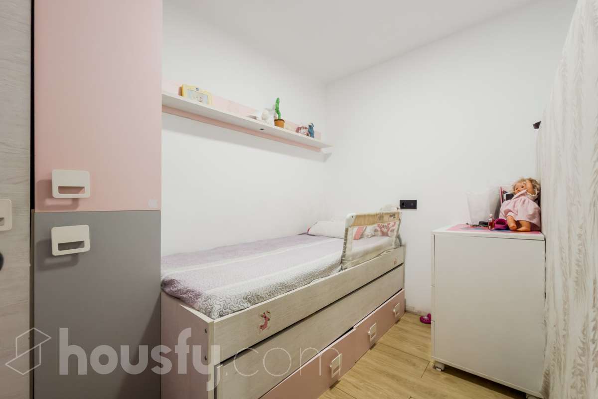 VIVIENDA SIN CEDULA CON POSIBILIDAD DE CAMBIO DE USO EN EL CENTRO DE SANTACOLOMA Características específicas -Aire acondicionado -Calefacción -Trastero Zona y entorno Respecto a la ubicación, se sitúa en Santa Coloma de Gramenet, municipio de Barcelona. Esta propiedad se encuentra cerca de transporte público, colegios, supermercados y farmacias. Aviso legal El precio de venta no incluye gastos de la compraventa como notaría, registro, impuestos, ni tampoco honorarios agencia. Esta publicación no es vinculante. Consulta siempre la nota simple con Housfy antes de formalizar la compraventa. Sobre nosotros Housfy es la plataforma integral de servicios inmobiliarios. Nuestra combinación de expertos y tecnología pone al alcance de todo el mundo servicios cómodos, claros y seguros. AICAT número: 7922. Nos encargamos de la gestión y asesoramiento de la compra. ¡Olvídate de todo! Hacemos los trámites por ti. Y, si además necesitas financiación, ponemos a tu disposición un bróker hipotecario para ayudarte a conseguir las mejores condiciones para tu perfil económico. ¿Quieres visitarla? Contacta con Housfy y agenda tu visita sin compromiso. Más información en: housfy.com En cumplimiento de la Ley 8/2026 en Cataluña, el certificado de presencia o ausencia de amianto se encuentra en proceso de tramitación.-8