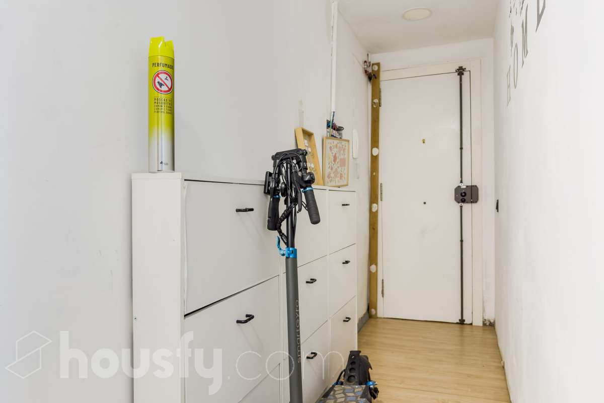 VIVIENDA SIN CEDULA CON POSIBILIDAD DE CAMBIO DE USO EN EL CENTRO DE SANTACOLOMA Características específicas -Aire acondicionado -Calefacción -Trastero Zona y entorno Respecto a la ubicación, se sitúa en Santa Coloma de Gramenet, municipio de Barcelona. Esta propiedad se encuentra cerca de transporte público, colegios, supermercados y farmacias. Aviso legal El precio de venta no incluye gastos de la compraventa como notaría, registro, impuestos, ni tampoco honorarios agencia. Esta publicación no es vinculante. Consulta siempre la nota simple con Housfy antes de formalizar la compraventa. Sobre nosotros Housfy es la plataforma integral de servicios inmobiliarios. Nuestra combinación de expertos y tecnología pone al alcance de todo el mundo servicios cómodos, claros y seguros. AICAT número: 7922. Nos encargamos de la gestión y asesoramiento de la compra. ¡Olvídate de todo! Hacemos los trámites por ti. Y, si además necesitas financiación, ponemos a tu disposición un bróker hipotecario para ayudarte a conseguir las mejores condiciones para tu perfil económico. ¿Quieres visitarla? Contacta con Housfy y agenda tu visita sin compromiso. Más información en: housfy.com En cumplimiento de la Ley 8/2026 en Cataluña, el certificado de presencia o ausencia de amianto se encuentra en proceso de tramitación.-17