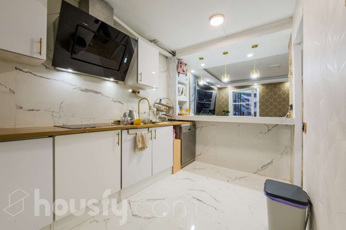 VIVIENDA SIN CEDULA CON POSIBILIDAD DE CAMBIO DE USO EN EL CENTRO DE SANTACOLOMA Características específicas -Aire acondicionado -Calefacción -Trastero Zona y entorno Respecto a la ubicación, se sitúa en Santa Coloma de Gramenet, municipio de Barcelona. Esta propiedad se encuentra cerca de transporte público, colegios, supermercados y farmacias. Aviso legal El precio de venta no incluye gastos de la compraventa como notaría, registro, impuestos, ni tampoco honorarios agencia. Esta publicación no es vinculante. Consulta siempre la nota simple con Housfy antes de formalizar la compraventa. Sobre nosotros Housfy es la plataforma integral de servicios inmobiliarios. Nuestra combinación de expertos y tecnología pone al alcance de todo el mundo servicios cómodos, claros y seguros. AICAT número: 7922. Nos encargamos de la gestión y asesoramiento de la compra. ¡Olvídate de todo! Hacemos los trámites por ti. Y, si además necesitas financiación, ponemos a tu disposición un bróker hipotecario para ayudarte a conseguir las mejores condiciones para tu perfil económico. ¿Quieres visitarla? Contacta con Housfy y agenda tu visita sin compromiso. Más información en: housfy.com En cumplimiento de la Ley 8/2026 en Cataluña, el certificado de presencia o ausencia de amianto se encuentra en proceso de tramitación.-11