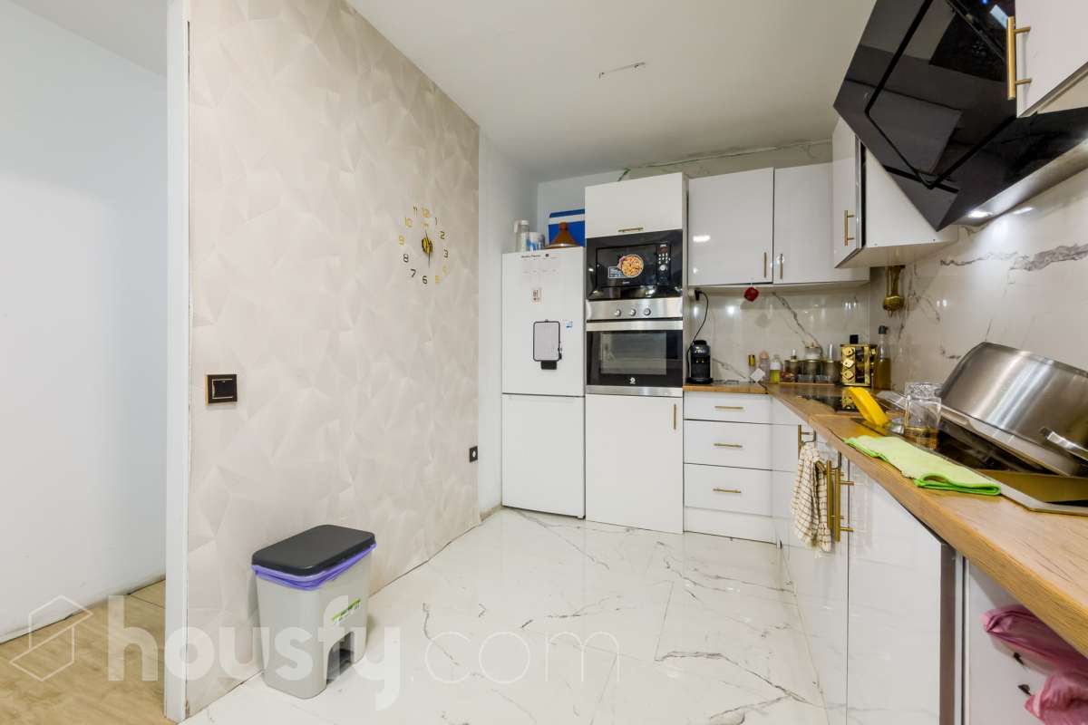 VIVIENDA SIN CEDULA CON POSIBILIDAD DE CAMBIO DE USO EN EL CENTRO DE SANTACOLOMA Características específicas -Aire acondicionado -Calefacción -Trastero Zona y entorno Respecto a la ubicación, se sitúa en Santa Coloma de Gramenet, municipio de Barcelona. Esta propiedad se encuentra cerca de transporte público, colegios, supermercados y farmacias. Aviso legal El precio de venta no incluye gastos de la compraventa como notaría, registro, impuestos, ni tampoco honorarios agencia. Esta publicación no es vinculante. Consulta siempre la nota simple con Housfy antes de formalizar la compraventa. Sobre nosotros Housfy es la plataforma integral de servicios inmobiliarios. Nuestra combinación de expertos y tecnología pone al alcance de todo el mundo servicios cómodos, claros y seguros. AICAT número: 7922. Nos encargamos de la gestión y asesoramiento de la compra. ¡Olvídate de todo! Hacemos los trámites por ti. Y, si además necesitas financiación, ponemos a tu disposición un bróker hipotecario para ayudarte a conseguir las mejores condiciones para tu perfil económico. ¿Quieres visitarla? Contacta con Housfy y agenda tu visita sin compromiso. Más información en: housfy.com En cumplimiento de la Ley 8/2026 en Cataluña, el certificado de presencia o ausencia de amianto se encuentra en proceso de tramitación.-13