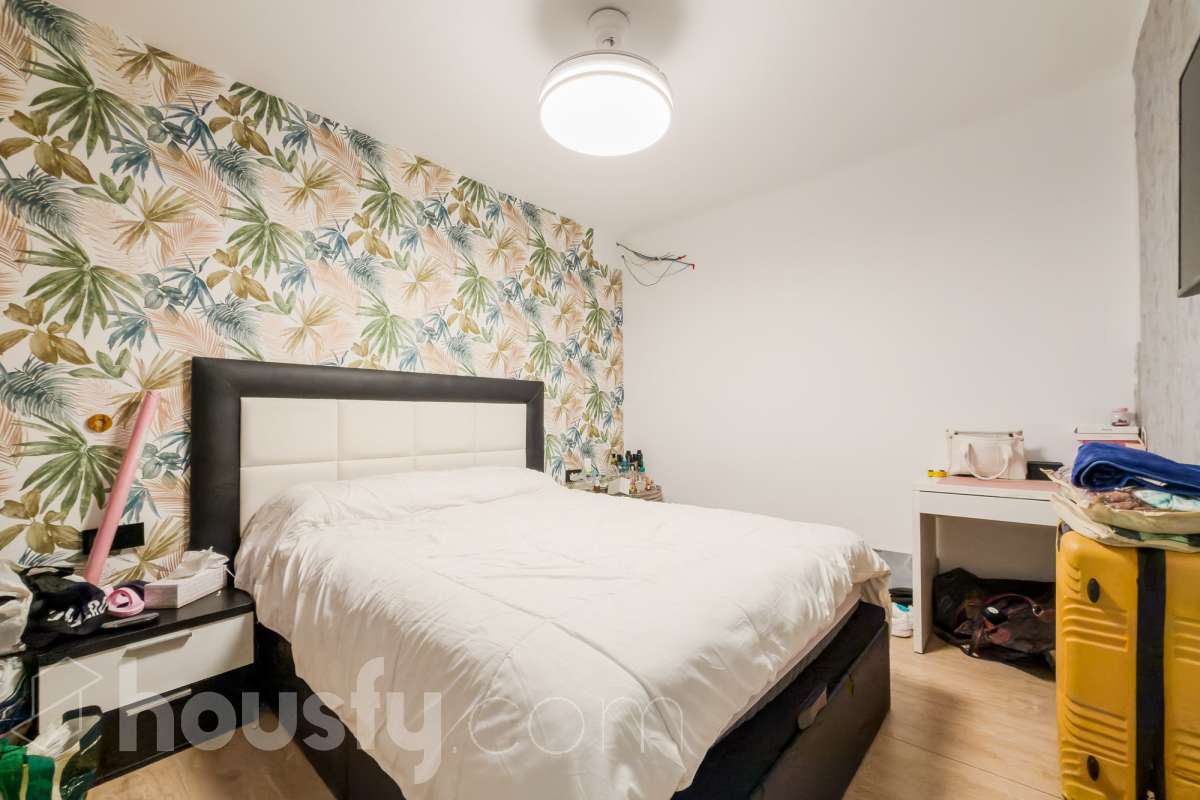 VIVIENDA SIN CEDULA CON POSIBILIDAD DE CAMBIO DE USO EN EL CENTRO DE SANTACOLOMA Características específicas -Aire acondicionado -Calefacción -Trastero Zona y entorno Respecto a la ubicación, se sitúa en Santa Coloma de Gramenet, municipio de Barcelona. Esta propiedad se encuentra cerca de transporte público, colegios, supermercados y farmacias. Aviso legal El precio de venta no incluye gastos de la compraventa como notaría, registro, impuestos, ni tampoco honorarios agencia. Esta publicación no es vinculante. Consulta siempre la nota simple con Housfy antes de formalizar la compraventa. Sobre nosotros Housfy es la plataforma integral de servicios inmobiliarios. Nuestra combinación de expertos y tecnología pone al alcance de todo el mundo servicios cómodos, claros y seguros. AICAT número: 7922. Nos encargamos de la gestión y asesoramiento de la compra. ¡Olvídate de todo! Hacemos los trámites por ti. Y, si además necesitas financiación, ponemos a tu disposición un bróker hipotecario para ayudarte a conseguir las mejores condiciones para tu perfil económico. ¿Quieres visitarla? Contacta con Housfy y agenda tu visita sin compromiso. Más información en: housfy.com En cumplimiento de la Ley 8/2026 en Cataluña, el certificado de presencia o ausencia de amianto se encuentra en proceso de tramitación.-6
