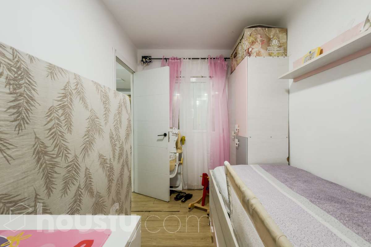 VIVIENDA SIN CEDULA CON POSIBILIDAD DE CAMBIO DE USO EN EL CENTRO DE SANTACOLOMA Características específicas -Aire acondicionado -Calefacción -Trastero Zona y entorno Respecto a la ubicación, se sitúa en Santa Coloma de Gramenet, municipio de Barcelona. Esta propiedad se encuentra cerca de transporte público, colegios, supermercados y farmacias. Aviso legal El precio de venta no incluye gastos de la compraventa como notaría, registro, impuestos, ni tampoco honorarios agencia. Esta publicación no es vinculante. Consulta siempre la nota simple con Housfy antes de formalizar la compraventa. Sobre nosotros Housfy es la plataforma integral de servicios inmobiliarios. Nuestra combinación de expertos y tecnología pone al alcance de todo el mundo servicios cómodos, claros y seguros. AICAT número: 7922. Nos encargamos de la gestión y asesoramiento de la compra. ¡Olvídate de todo! Hacemos los trámites por ti. Y, si además necesitas financiación, ponemos a tu disposición un bróker hipotecario para ayudarte a conseguir las mejores condiciones para tu perfil económico. ¿Quieres visitarla? Contacta con Housfy y agenda tu visita sin compromiso. Más información en: housfy.com En cumplimiento de la Ley 8/2026 en Cataluña, el certificado de presencia o ausencia de amianto se encuentra en proceso de tramitación.-9