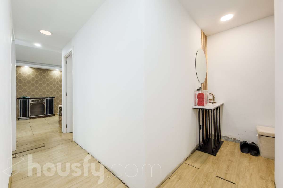 VIVIENDA SIN CEDULA CON POSIBILIDAD DE CAMBIO DE USO EN EL CENTRO DE SANTACOLOMA Características específicas -Aire acondicionado -Calefacción -Trastero Zona y entorno Respecto a la ubicación, se sitúa en Santa Coloma de Gramenet, municipio de Barcelona. Esta propiedad se encuentra cerca de transporte público, colegios, supermercados y farmacias. Aviso legal El precio de venta no incluye gastos de la compraventa como notaría, registro, impuestos, ni tampoco honorarios agencia. Esta publicación no es vinculante. Consulta siempre la nota simple con Housfy antes de formalizar la compraventa. Sobre nosotros Housfy es la plataforma integral de servicios inmobiliarios. Nuestra combinación de expertos y tecnología pone al alcance de todo el mundo servicios cómodos, claros y seguros. AICAT número: 7922. Nos encargamos de la gestión y asesoramiento de la compra. ¡Olvídate de todo! Hacemos los trámites por ti. Y, si además necesitas financiación, ponemos a tu disposición un bróker hipotecario para ayudarte a conseguir las mejores condiciones para tu perfil económico. ¿Quieres visitarla? Contacta con Housfy y agenda tu visita sin compromiso. Más información en: housfy.com En cumplimiento de la Ley 8/2026 en Cataluña, el certificado de presencia o ausencia de amianto se encuentra en proceso de tramitación.-19
