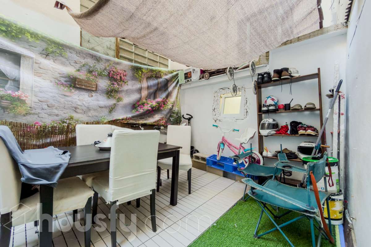 VIVIENDA SIN CEDULA CON POSIBILIDAD DE CAMBIO DE USO EN EL CENTRO DE SANTACOLOMA Características específicas -Aire acondicionado -Calefacción -Trastero Zona y entorno Respecto a la ubicación, se sitúa en Santa Coloma de Gramenet, municipio de Barcelona. Esta propiedad se encuentra cerca de transporte público, colegios, supermercados y farmacias. Aviso legal El precio de venta no incluye gastos de la compraventa como notaría, registro, impuestos, ni tampoco honorarios agencia. Esta publicación no es vinculante. Consulta siempre la nota simple con Housfy antes de formalizar la compraventa. Sobre nosotros Housfy es la plataforma integral de servicios inmobiliarios. Nuestra combinación de expertos y tecnología pone al alcance de todo el mundo servicios cómodos, claros y seguros. AICAT número: 7922. Nos encargamos de la gestión y asesoramiento de la compra. ¡Olvídate de todo! Hacemos los trámites por ti. Y, si además necesitas financiación, ponemos a tu disposición un bróker hipotecario para ayudarte a conseguir las mejores condiciones para tu perfil económico. ¿Quieres visitarla? Contacta con Housfy y agenda tu visita sin compromiso. Más información en: housfy.com En cumplimiento de la Ley 8/2026 en Cataluña, el certificado de presencia o ausencia de amianto se encuentra en proceso de tramitación.-15