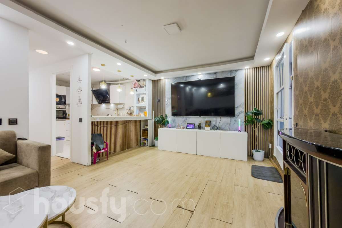 VIVIENDA SIN CEDULA CON POSIBILIDAD DE CAMBIO DE USO EN EL CENTRO DE SANTACOLOMA Características específicas -Aire acondicionado -Calefacción -Trastero Zona y entorno Respecto a la ubicación, se sitúa en Santa Coloma de Gramenet, municipio de Barcelona. Esta propiedad se encuentra cerca de transporte público, colegios, supermercados y farmacias. Aviso legal El precio de venta no incluye gastos de la compraventa como notaría, registro, impuestos, ni tampoco honorarios agencia. Esta publicación no es vinculante. Consulta siempre la nota simple con Housfy antes de formalizar la compraventa. Sobre nosotros Housfy es la plataforma integral de servicios inmobiliarios. Nuestra combinación de expertos y tecnología pone al alcance de todo el mundo servicios cómodos, claros y seguros. AICAT número: 7922. Nos encargamos de la gestión y asesoramiento de la compra. ¡Olvídate de todo! Hacemos los trámites por ti. Y, si además necesitas financiación, ponemos a tu disposición un bróker hipotecario para ayudarte a conseguir las mejores condiciones para tu perfil económico. ¿Quieres visitarla? Contacta con Housfy y agenda tu visita sin compromiso. Más información en: housfy.com En cumplimiento de la Ley 8/2026 en Cataluña, el certificado de presencia o ausencia de amianto se encuentra en proceso de tramitación.-4