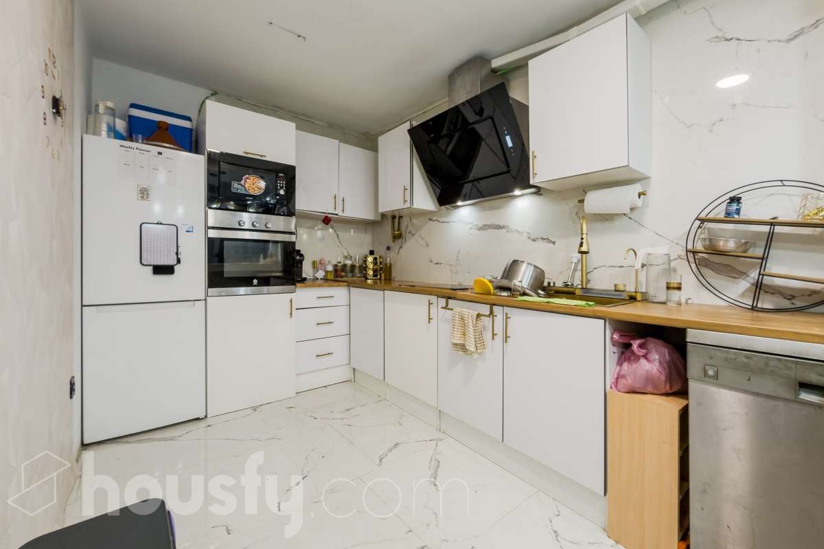 VIVIENDA SIN CEDULA CON POSIBILIDAD DE CAMBIO DE USO EN EL CENTRO DE SANTACOLOMA Características específicas -Aire acondicionado -Calefacción -Trastero Zona y entorno Respecto a la ubicación, se sitúa en Santa Coloma de Gramenet, municipio de Barcelona. Esta propiedad se encuentra cerca de transporte público, colegios, supermercados y farmacias. Aviso legal El precio de venta no incluye gastos de la compraventa como notaría, registro, impuestos, ni tampoco honorarios agencia. Esta publicación no es vinculante. Consulta siempre la nota simple con Housfy antes de formalizar la compraventa. Sobre nosotros Housfy es la plataforma integral de servicios inmobiliarios. Nuestra combinación de expertos y tecnología pone al alcance de todo el mundo servicios cómodos, claros y seguros. AICAT número: 7922. Nos encargamos de la gestión y asesoramiento de la compra. ¡Olvídate de todo! Hacemos los trámites por ti. Y, si además necesitas financiación, ponemos a tu disposición un bróker hipotecario para ayudarte a conseguir las mejores condiciones para tu perfil económico. ¿Quieres visitarla? Contacta con Housfy y agenda tu visita sin compromiso. Más información en: housfy.com En cumplimiento de la Ley 8/2026 en Cataluña, el certificado de presencia o ausencia de amianto se encuentra en proceso de tramitación.-10