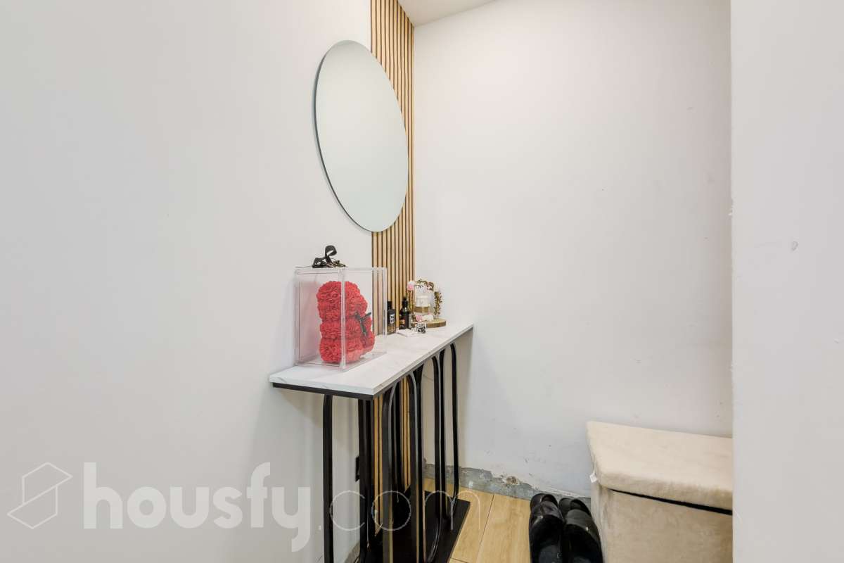VIVIENDA SIN CEDULA CON POSIBILIDAD DE CAMBIO DE USO EN EL CENTRO DE SANTACOLOMA Características específicas -Aire acondicionado -Calefacción -Trastero Zona y entorno Respecto a la ubicación, se sitúa en Santa Coloma de Gramenet, municipio de Barcelona. Esta propiedad se encuentra cerca de transporte público, colegios, supermercados y farmacias. Aviso legal El precio de venta no incluye gastos de la compraventa como notaría, registro, impuestos, ni tampoco honorarios agencia. Esta publicación no es vinculante. Consulta siempre la nota simple con Housfy antes de formalizar la compraventa. Sobre nosotros Housfy es la plataforma integral de servicios inmobiliarios. Nuestra combinación de expertos y tecnología pone al alcance de todo el mundo servicios cómodos, claros y seguros. AICAT número: 7922. Nos encargamos de la gestión y asesoramiento de la compra. ¡Olvídate de todo! Hacemos los trámites por ti. Y, si además necesitas financiación, ponemos a tu disposición un bróker hipotecario para ayudarte a conseguir las mejores condiciones para tu perfil económico. ¿Quieres visitarla? Contacta con Housfy y agenda tu visita sin compromiso. Más información en: housfy.com En cumplimiento de la Ley 8/2026 en Cataluña, el certificado de presencia o ausencia de amianto se encuentra en proceso de tramitación.-18