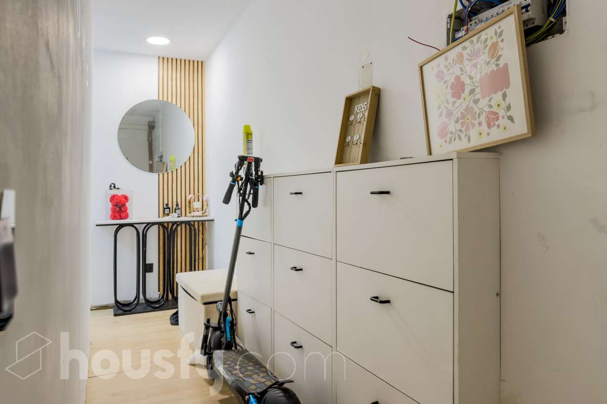 VIVIENDA SIN CEDULA CON POSIBILIDAD DE CAMBIO DE USO EN EL CENTRO DE SANTACOLOMA Características específicas -Aire acondicionado -Calefacción -Trastero Zona y entorno Respecto a la ubicación, se sitúa en Santa Coloma de Gramenet, municipio de Barcelona. Esta propiedad se encuentra cerca de transporte público, colegios, supermercados y farmacias. Aviso legal El precio de venta no incluye gastos de la compraventa como notaría, registro, impuestos, ni tampoco honorarios agencia. Esta publicación no es vinculante. Consulta siempre la nota simple con Housfy antes de formalizar la compraventa. Sobre nosotros Housfy es la plataforma integral de servicios inmobiliarios. Nuestra combinación de expertos y tecnología pone al alcance de todo el mundo servicios cómodos, claros y seguros. AICAT número: 7922. Nos encargamos de la gestión y asesoramiento de la compra. ¡Olvídate de todo! Hacemos los trámites por ti. Y, si además necesitas financiación, ponemos a tu disposición un bróker hipotecario para ayudarte a conseguir las mejores condiciones para tu perfil económico. ¿Quieres visitarla? Contacta con Housfy y agenda tu visita sin compromiso. Más información en: housfy.com En cumplimiento de la Ley 8/2026 en Cataluña, el certificado de presencia o ausencia de amianto se encuentra en proceso de tramitación.-16