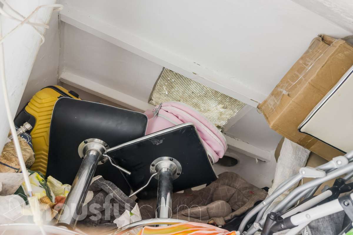 VIVIENDA SIN CEDULA CON POSIBILIDAD DE CAMBIO DE USO EN EL CENTRO DE SANTACOLOMA Características específicas -Aire acondicionado -Calefacción -Trastero Zona y entorno Respecto a la ubicación, se sitúa en Santa Coloma de Gramenet, municipio de Barcelona. Esta propiedad se encuentra cerca de transporte público, colegios, supermercados y farmacias. Aviso legal El precio de venta no incluye gastos de la compraventa como notaría, registro, impuestos, ni tampoco honorarios agencia. Esta publicación no es vinculante. Consulta siempre la nota simple con Housfy antes de formalizar la compraventa. Sobre nosotros Housfy es la plataforma integral de servicios inmobiliarios. Nuestra combinación de expertos y tecnología pone al alcance de todo el mundo servicios cómodos, claros y seguros. AICAT número: 7922. Nos encargamos de la gestión y asesoramiento de la compra. ¡Olvídate de todo! Hacemos los trámites por ti. Y, si además necesitas financiación, ponemos a tu disposición un bróker hipotecario para ayudarte a conseguir las mejores condiciones para tu perfil económico. ¿Quieres visitarla? Contacta con Housfy y agenda tu visita sin compromiso. Más información en: housfy.com En cumplimiento de la Ley 8/2026 en Cataluña, el certificado de presencia o ausencia de amianto se encuentra en proceso de tramitación.-21