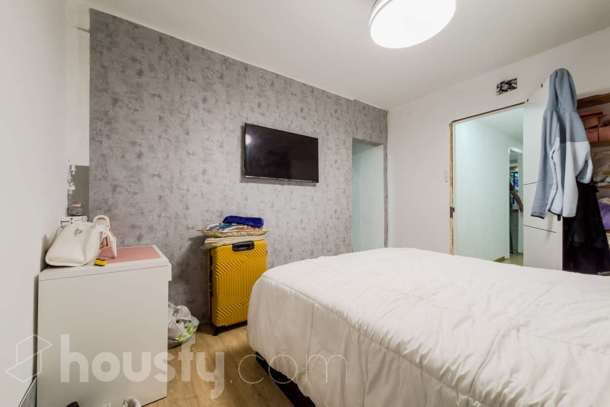 VIVIENDA SIN CEDULA CON POSIBILIDAD DE CAMBIO DE USO EN EL CENTRO DE SANTACOLOMA Características específicas -Aire acondicionado -Calefacción -Trastero Zona y entorno Respecto a la ubicación, se sitúa en Santa Coloma de Gramenet, municipio de Barcelona. Esta propiedad se encuentra cerca de transporte público, colegios, supermercados y farmacias. Aviso legal El precio de venta no incluye gastos de la compraventa como notaría, registro, impuestos, ni tampoco honorarios agencia. Esta publicación no es vinculante. Consulta siempre la nota simple con Housfy antes de formalizar la compraventa. Sobre nosotros Housfy es la plataforma integral de servicios inmobiliarios. Nuestra combinación de expertos y tecnología pone al alcance de todo el mundo servicios cómodos, claros y seguros. AICAT número: 7922. Nos encargamos de la gestión y asesoramiento de la compra. ¡Olvídate de todo! Hacemos los trámites por ti. Y, si además necesitas financiación, ponemos a tu disposición un bróker hipotecario para ayudarte a conseguir las mejores condiciones para tu perfil económico. ¿Quieres visitarla? Contacta con Housfy y agenda tu visita sin compromiso. Más información en: housfy.com En cumplimiento de la Ley 8/2026 en Cataluña, el certificado de presencia o ausencia de amianto se encuentra en proceso de tramitación.-7