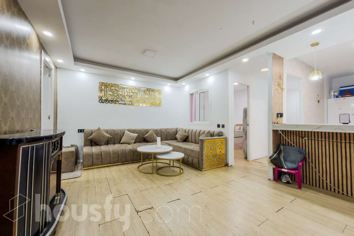 VIVIENDA SIN CEDULA CON POSIBILIDAD DE CAMBIO DE USO EN EL CENTRO DE SANTACOLOMA Características específicas -Aire acondicionado -Calefacción -Trastero Zona y entorno Respecto a la ubicación, se sitúa en Santa Coloma de Gramenet, municipio de Barcelona. Esta propiedad se encuentra cerca de transporte público, colegios, supermercados y farmacias. Aviso legal El precio de venta no incluye gastos de la compraventa como notaría, registro, impuestos, ni tampoco honorarios agencia. Esta publicación no es vinculante. Consulta siempre la nota simple con Housfy antes de formalizar la compraventa. Sobre nosotros Housfy es la plataforma integral de servicios inmobiliarios. Nuestra combinación de expertos y tecnología pone al alcance de todo el mundo servicios cómodos, claros y seguros. AICAT número: 7922. Nos encargamos de la gestión y asesoramiento de la compra. ¡Olvídate de todo! Hacemos los trámites por ti. Y, si además necesitas financiación, ponemos a tu disposición un bróker hipotecario para ayudarte a conseguir las mejores condiciones para tu perfil económico. ¿Quieres visitarla? Contacta con Housfy y agenda tu visita sin compromiso. Más información en: housfy.com En cumplimiento de la Ley 8/2026 en Cataluña, el certificado de presencia o ausencia de amianto se encuentra en proceso de tramitación.-3