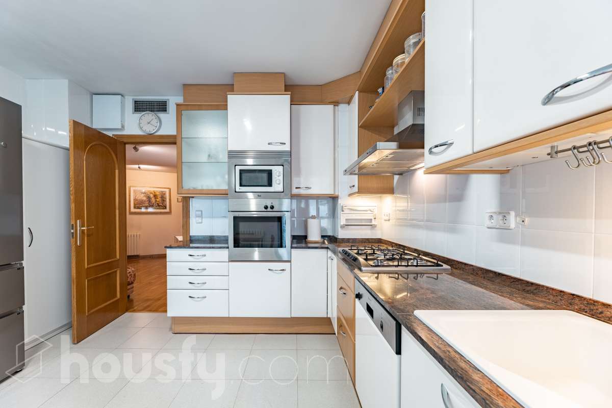 ¡Exclusivo piso señorial de 4 habitaciones con 6 balcones, terraza privada, garaje y trastero en la Creu Alta! ¿Buscas una vivienda amplia, luminosa y con espacios exteriores en una de las mejores zonas de Sabadell? Esta puede ser la oportunidad que estabas esperando. Housfy pone a la venta este magnífico piso señorial de 116 m² útiles, ubicado en la Creu Alta, uno de los barrios más demandados de Sabadell. La vivienda se encuentra en una finca del año 2000, construida por la prestigiosa Constructora Mañero, reconocida por la calidad de sus construcciones y sus excelentes acabados. La vivienda dispone de: ✔ 116 m² útiles. ✔ Amplio salón-comedor, muy luminoso y con salida al balcón. ✔ 4 habitaciones. ✔ Todas las habitaciones cuentan con su propio balcón, proporcionando una excelente entrada de luz natural y ventilación. ✔ La vivienda dispone de un total de 6 balcones, un elemento muy poco habitual que aporta amplitud y conexión con el exterior. ✔ Dormitorio principal tipo suite con salida a patio privado de 5,5m2 , un espacio perfecto para disfrutar de momentos de tranquilidad. ✔ 2 baños completos ✔ Zona de lavadero amplia e independiente. ✔ Cocina totalmente equipada. ✔ Climatización por conductos con aire acondicionado y bomba de calor, para disfrutar del máximo confort durante todo el año. ✔ Ascensor. ✔ Plaza de garaje de 11 m² incluida en el precio. ✔ Trastero 12m2 Uno de los aspectos más destacados de esta vivienda es su excelente aislamiento acústico, que garantiza tranquilidad y confort, junto con una construcción sólida y materiales de alta calidad. Una ubicación para disfrutar Vivir en la Creu Alta significa tenerlo todo al alcance de la mano. En apenas 10 minutos a pie llegarás al centro de Sabadell, a las estaciones de FGC y a una amplia zona comercial donde encontrarás El Corte Inglés, supermercados, restaurantes y todo tipo de servicios. Además, la vivienda se encuentra junto a la Plaça de les Dones del Tèxtil, un amplio espacio con parque infantil y zonas verdes, ideal para disfrutar en familia o relajarse al aire libre. En el entorno encontrarás también colegios, farmacias, transporte público, centros deportivos y todos los servicios necesarios para el día a día. Una vivienda difícil de encontrar La amplitud de sus estancias, la calidad de la construcción, su magnífica distribución, los numerosos espacios exteriores —con 8 balcones y una terraza privada en la suite—, junto con su excelente ubicación, convierten esta propiedad en una oportunidad única para quienes buscan calidad de vida en una de las zonas más valoradas de Sabadell. ¡No dejes escapar esta oportunidad y ven a descubrir tu próximo hogar! Aviso legal El precio de venta no incluye gastos de la compraventa como notaría, registro, impuestos, ni tampoco honorarios agencia. Esta publicación no es vinculante. Consulta siempre la nota simple con Housfy antes de formalizar la compraventa. Sobre nosotros Housfy es la plataforma integral de servicios inmobiliarios. Nuestra combinación de expertos y tecnología pone al alcance de todo el mundo servicios cómodos, claros y seguros. AICAT número: 7922. Nos encargamos de la gestión y asesoramiento de la compra. ¡Olvídate de todo! Hacemos los trámites por ti. Y, si además necesitas financiación, ponemos a tu disposición un bróker hipotecario para ayudarte a conseguir las mejores condiciones para tu perfil económico. ¿Quieres visitarla? Contacta con Housfy y agenda tu visita sin compromiso. Más información en: housfy.com En cumplimiento de la Ley 8/2026 en Cataluña, el certificado de presencia o ausencia de amianto se encuentra en proceso de tramitación.-27