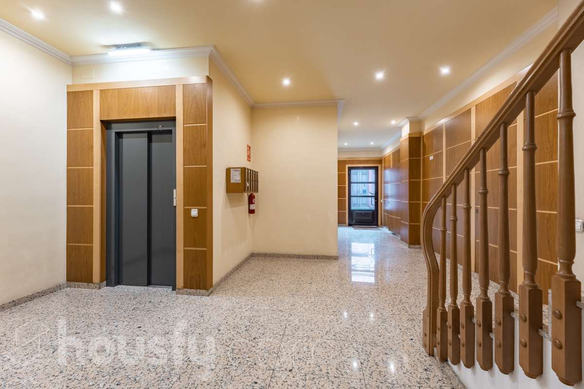 ¡Exclusivo piso señorial de 4 habitaciones con 6 balcones, terraza privada, garaje y trastero en la Creu Alta! ¿Buscas una vivienda amplia, luminosa y con espacios exteriores en una de las mejores zonas de Sabadell? Esta puede ser la oportunidad que estabas esperando. Housfy pone a la venta este magnífico piso señorial de 116 m² útiles, ubicado en la Creu Alta, uno de los barrios más demandados de Sabadell. La vivienda se encuentra en una finca del año 2000, construida por la prestigiosa Constructora Mañero, reconocida por la calidad de sus construcciones y sus excelentes acabados. La vivienda dispone de: ✔ 116 m² útiles. ✔ Amplio salón-comedor, muy luminoso y con salida al balcón. ✔ 4 habitaciones. ✔ Todas las habitaciones cuentan con su propio balcón, proporcionando una excelente entrada de luz natural y ventilación. ✔ La vivienda dispone de un total de 6 balcones, un elemento muy poco habitual que aporta amplitud y conexión con el exterior. ✔ Dormitorio principal tipo suite con salida a patio privado de 5,5m2 , un espacio perfecto para disfrutar de momentos de tranquilidad. ✔ 2 baños completos ✔ Zona de lavadero amplia e independiente. ✔ Cocina totalmente equipada. ✔ Climatización por conductos con aire acondicionado y bomba de calor, para disfrutar del máximo confort durante todo el año. ✔ Ascensor. ✔ Plaza de garaje de 11 m² incluida en el precio. ✔ Trastero 12m2 Uno de los aspectos más destacados de esta vivienda es su excelente aislamiento acústico, que garantiza tranquilidad y confort, junto con una construcción sólida y materiales de alta calidad. Una ubicación para disfrutar Vivir en la Creu Alta significa tenerlo todo al alcance de la mano. En apenas 10 minutos a pie llegarás al centro de Sabadell, a las estaciones de FGC y a una amplia zona comercial donde encontrarás El Corte Inglés, supermercados, restaurantes y todo tipo de servicios. Además, la vivienda se encuentra junto a la Plaça de les Dones del Tèxtil, un amplio espacio con parque infantil y zonas verdes, ideal para disfrutar en familia o relajarse al aire libre. En el entorno encontrarás también colegios, farmacias, transporte público, centros deportivos y todos los servicios necesarios para el día a día. Una vivienda difícil de encontrar La amplitud de sus estancias, la calidad de la construcción, su magnífica distribución, los numerosos espacios exteriores —con 8 balcones y una terraza privada en la suite—, junto con su excelente ubicación, convierten esta propiedad en una oportunidad única para quienes buscan calidad de vida en una de las zonas más valoradas de Sabadell. ¡No dejes escapar esta oportunidad y ven a descubrir tu próximo hogar! Aviso legal El precio de venta no incluye gastos de la compraventa como notaría, registro, impuestos, ni tampoco honorarios agencia. Esta publicación no es vinculante. Consulta siempre la nota simple con Housfy antes de formalizar la compraventa. Sobre nosotros Housfy es la plataforma integral de servicios inmobiliarios. Nuestra combinación de expertos y tecnología pone al alcance de todo el mundo servicios cómodos, claros y seguros. AICAT número: 7922. Nos encargamos de la gestión y asesoramiento de la compra. ¡Olvídate de todo! Hacemos los trámites por ti. Y, si además necesitas financiación, ponemos a tu disposición un bróker hipotecario para ayudarte a conseguir las mejores condiciones para tu perfil económico. ¿Quieres visitarla? Contacta con Housfy y agenda tu visita sin compromiso. Más información en: housfy.com En cumplimiento de la Ley 8/2026 en Cataluña, el certificado de presencia o ausencia de amianto se encuentra en proceso de tramitación.-47