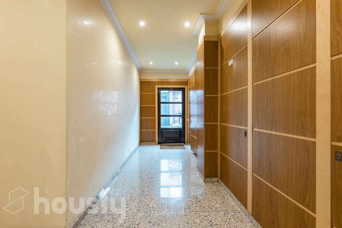 ¡Exclusivo piso señorial de 4 habitaciones con 6 balcones, terraza privada, garaje y trastero en la Creu Alta! ¿Buscas una vivienda amplia, luminosa y con espacios exteriores en una de las mejores zonas de Sabadell? Esta puede ser la oportunidad que estabas esperando. Housfy pone a la venta este magnífico piso señorial de 116 m² útiles, ubicado en la Creu Alta, uno de los barrios más demandados de Sabadell. La vivienda se encuentra en una finca del año 2000, construida por la prestigiosa Constructora Mañero, reconocida por la calidad de sus construcciones y sus excelentes acabados. La vivienda dispone de: ✔ 116 m² útiles. ✔ Amplio salón-comedor, muy luminoso y con salida al balcón. ✔ 4 habitaciones. ✔ Todas las habitaciones cuentan con su propio balcón, proporcionando una excelente entrada de luz natural y ventilación. ✔ La vivienda dispone de un total de 6 balcones, un elemento muy poco habitual que aporta amplitud y conexión con el exterior. ✔ Dormitorio principal tipo suite con salida a patio privado de 5,5m2 , un espacio perfecto para disfrutar de momentos de tranquilidad. ✔ 2 baños completos ✔ Zona de lavadero amplia e independiente. ✔ Cocina totalmente equipada. ✔ Climatización por conductos con aire acondicionado y bomba de calor, para disfrutar del máximo confort durante todo el año. ✔ Ascensor. ✔ Plaza de garaje de 11 m² incluida en el precio. ✔ Trastero 12m2 Uno de los aspectos más destacados de esta vivienda es su excelente aislamiento acústico, que garantiza tranquilidad y confort, junto con una construcción sólida y materiales de alta calidad. Una ubicación para disfrutar Vivir en la Creu Alta significa tenerlo todo al alcance de la mano. En apenas 10 minutos a pie llegarás al centro de Sabadell, a las estaciones de FGC y a una amplia zona comercial donde encontrarás El Corte Inglés, supermercados, restaurantes y todo tipo de servicios. Además, la vivienda se encuentra junto a la Plaça de les Dones del Tèxtil, un amplio espacio con parque infantil y zonas verdes, ideal para disfrutar en familia o relajarse al aire libre. En el entorno encontrarás también colegios, farmacias, transporte público, centros deportivos y todos los servicios necesarios para el día a día. Una vivienda difícil de encontrar La amplitud de sus estancias, la calidad de la construcción, su magnífica distribución, los numerosos espacios exteriores —con 8 balcones y una terraza privada en la suite—, junto con su excelente ubicación, convierten esta propiedad en una oportunidad única para quienes buscan calidad de vida en una de las zonas más valoradas de Sabadell. ¡No dejes escapar esta oportunidad y ven a descubrir tu próximo hogar! Aviso legal El precio de venta no incluye gastos de la compraventa como notaría, registro, impuestos, ni tampoco honorarios agencia. Esta publicación no es vinculante. Consulta siempre la nota simple con Housfy antes de formalizar la compraventa. Sobre nosotros Housfy es la plataforma integral de servicios inmobiliarios. Nuestra combinación de expertos y tecnología pone al alcance de todo el mundo servicios cómodos, claros y seguros. AICAT número: 7922. Nos encargamos de la gestión y asesoramiento de la compra. ¡Olvídate de todo! Hacemos los trámites por ti. Y, si además necesitas financiación, ponemos a tu disposición un bróker hipotecario para ayudarte a conseguir las mejores condiciones para tu perfil económico. ¿Quieres visitarla? Contacta con Housfy y agenda tu visita sin compromiso. Más información en: housfy.com En cumplimiento de la Ley 8/2026 en Cataluña, el certificado de presencia o ausencia de amianto se encuentra en proceso de tramitación.-45