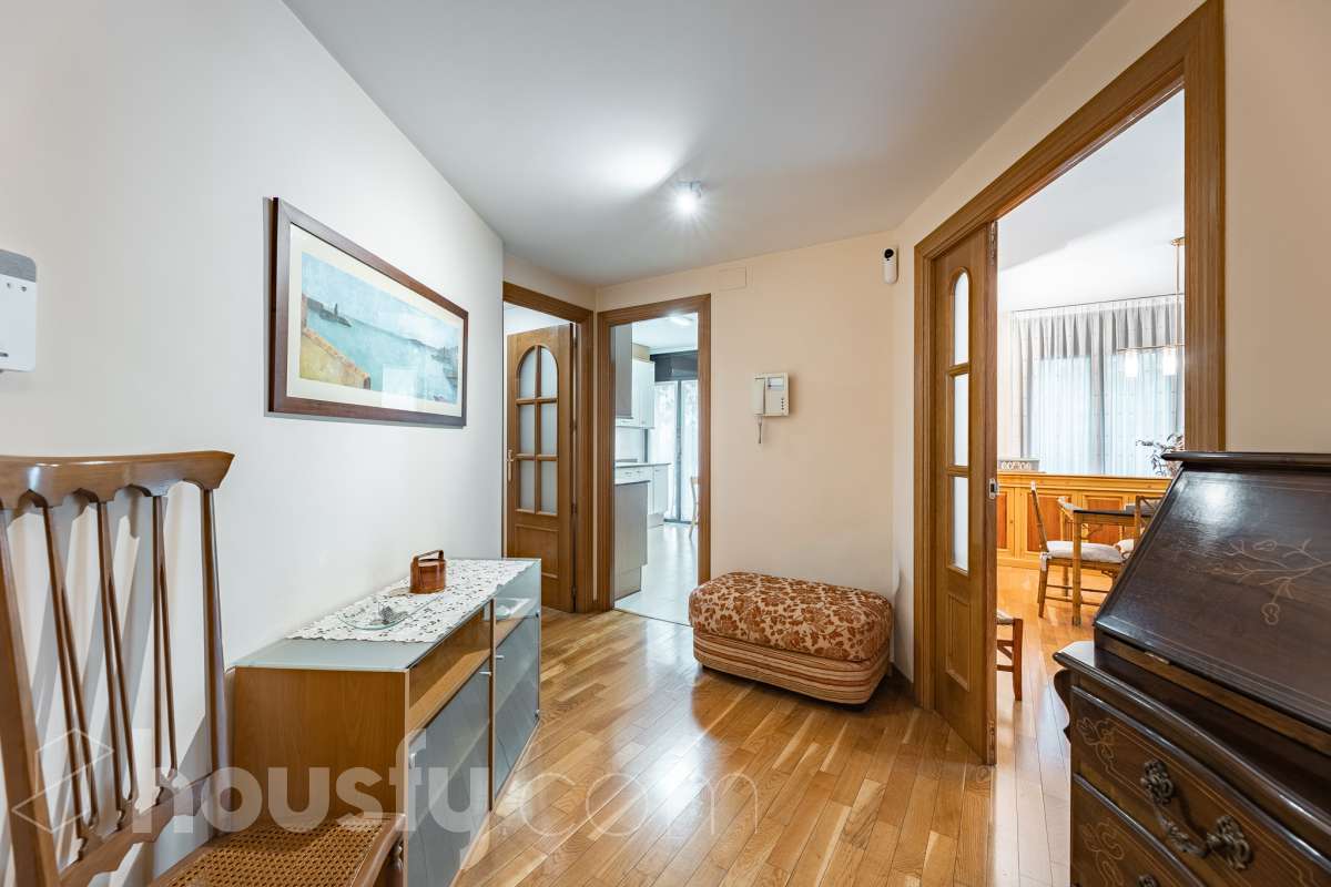 ¡Exclusivo piso señorial de 4 habitaciones con 6 balcones, terraza privada, garaje y trastero en la Creu Alta! ¿Buscas una vivienda amplia, luminosa y con espacios exteriores en una de las mejores zonas de Sabadell? Esta puede ser la oportunidad que estabas esperando. Housfy pone a la venta este magnífico piso señorial de 116 m² útiles, ubicado en la Creu Alta, uno de los barrios más demandados de Sabadell. La vivienda se encuentra en una finca del año 2000, construida por la prestigiosa Constructora Mañero, reconocida por la calidad de sus construcciones y sus excelentes acabados. La vivienda dispone de: ✔ 116 m² útiles. ✔ Amplio salón-comedor, muy luminoso y con salida al balcón. ✔ 4 habitaciones. ✔ Todas las habitaciones cuentan con su propio balcón, proporcionando una excelente entrada de luz natural y ventilación. ✔ La vivienda dispone de un total de 6 balcones, un elemento muy poco habitual que aporta amplitud y conexión con el exterior. ✔ Dormitorio principal tipo suite con salida a patio privado de 5,5m2 , un espacio perfecto para disfrutar de momentos de tranquilidad. ✔ 2 baños completos ✔ Zona de lavadero amplia e independiente. ✔ Cocina totalmente equipada. ✔ Climatización por conductos con aire acondicionado y bomba de calor, para disfrutar del máximo confort durante todo el año. ✔ Ascensor. ✔ Plaza de garaje de 11 m² incluida en el precio. ✔ Trastero 12m2 Uno de los aspectos más destacados de esta vivienda es su excelente aislamiento acústico, que garantiza tranquilidad y confort, junto con una construcción sólida y materiales de alta calidad. Una ubicación para disfrutar Vivir en la Creu Alta significa tenerlo todo al alcance de la mano. En apenas 10 minutos a pie llegarás al centro de Sabadell, a las estaciones de FGC y a una amplia zona comercial donde encontrarás El Corte Inglés, supermercados, restaurantes y todo tipo de servicios. Además, la vivienda se encuentra junto a la Plaça de les Dones del Tèxtil, un amplio espacio con parque infantil y zonas verdes, ideal para disfrutar en familia o relajarse al aire libre. En el entorno encontrarás también colegios, farmacias, transporte público, centros deportivos y todos los servicios necesarios para el día a día. Una vivienda difícil de encontrar La amplitud de sus estancias, la calidad de la construcción, su magnífica distribución, los numerosos espacios exteriores —con 8 balcones y una terraza privada en la suite—, junto con su excelente ubicación, convierten esta propiedad en una oportunidad única para quienes buscan calidad de vida en una de las zonas más valoradas de Sabadell. ¡No dejes escapar esta oportunidad y ven a descubrir tu próximo hogar! Aviso legal El precio de venta no incluye gastos de la compraventa como notaría, registro, impuestos, ni tampoco honorarios agencia. Esta publicación no es vinculante. Consulta siempre la nota simple con Housfy antes de formalizar la compraventa. Sobre nosotros Housfy es la plataforma integral de servicios inmobiliarios. Nuestra combinación de expertos y tecnología pone al alcance de todo el mundo servicios cómodos, claros y seguros. AICAT número: 7922. Nos encargamos de la gestión y asesoramiento de la compra. ¡Olvídate de todo! Hacemos los trámites por ti. Y, si además necesitas financiación, ponemos a tu disposición un bróker hipotecario para ayudarte a conseguir las mejores condiciones para tu perfil económico. ¿Quieres visitarla? Contacta con Housfy y agenda tu visita sin compromiso. Más información en: housfy.com En cumplimiento de la Ley 8/2026 en Cataluña, el certificado de presencia o ausencia de amianto se encuentra en proceso de tramitación.-44
