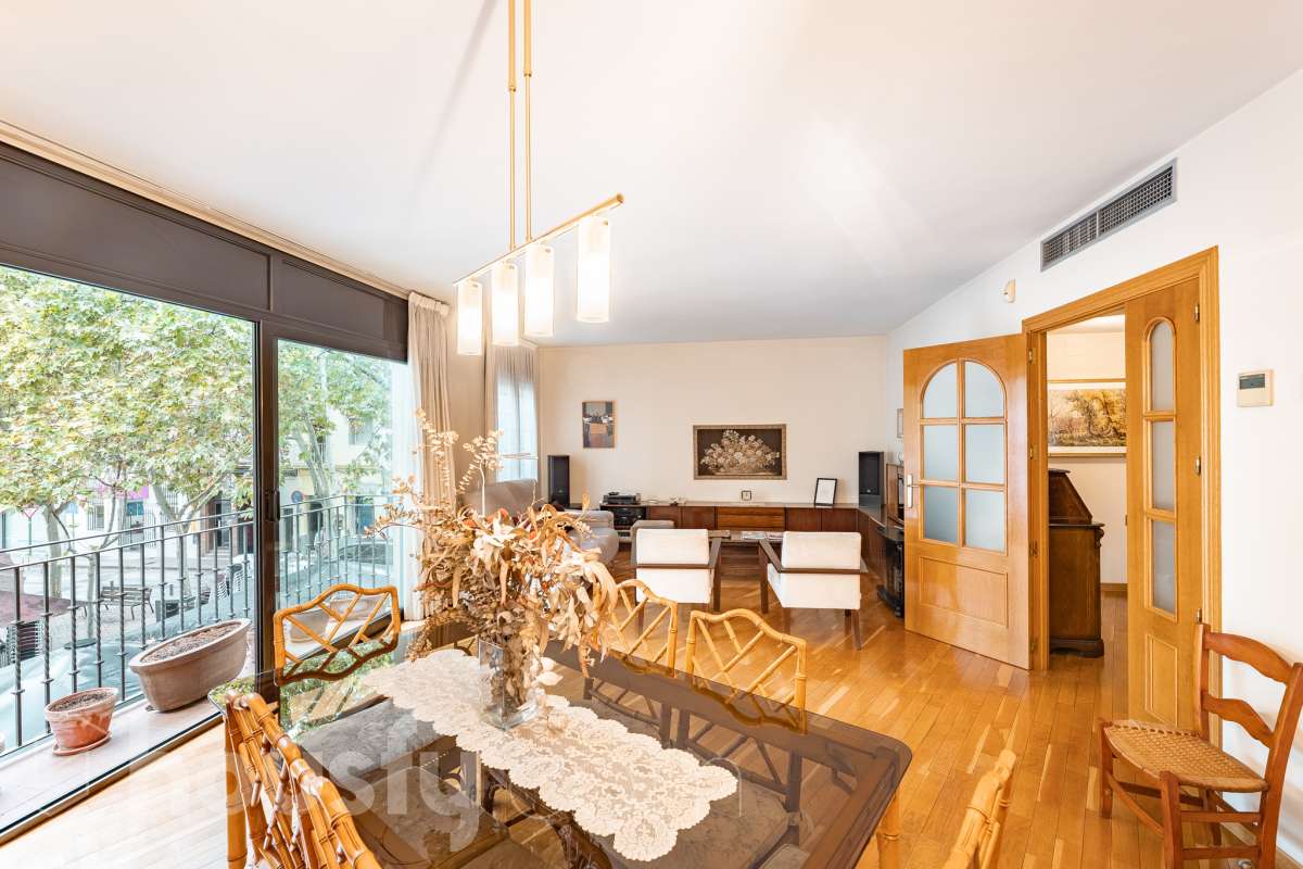 ¡Exclusivo piso señorial de 4 habitaciones con 6 balcones, terraza privada, garaje y trastero en la Creu Alta! ¿Buscas una vivienda amplia, luminosa y con espacios exteriores en una de las mejores zonas de Sabadell? Esta puede ser la oportunidad que estabas esperando. Housfy pone a la venta este magnífico piso señorial de 116 m² útiles, ubicado en la Creu Alta, uno de los barrios más demandados de Sabadell. La vivienda se encuentra en una finca del año 2000, construida por la prestigiosa Constructora Mañero, reconocida por la calidad de sus construcciones y sus excelentes acabados. La vivienda dispone de: ✔ 116 m² útiles. ✔ Amplio salón-comedor, muy luminoso y con salida al balcón. ✔ 4 habitaciones. ✔ Todas las habitaciones cuentan con su propio balcón, proporcionando una excelente entrada de luz natural y ventilación. ✔ La vivienda dispone de un total de 6 balcones, un elemento muy poco habitual que aporta amplitud y conexión con el exterior. ✔ Dormitorio principal tipo suite con salida a patio privado de 5,5m2 , un espacio perfecto para disfrutar de momentos de tranquilidad. ✔ 2 baños completos ✔ Zona de lavadero amplia e independiente. ✔ Cocina totalmente equipada. ✔ Climatización por conductos con aire acondicionado y bomba de calor, para disfrutar del máximo confort durante todo el año. ✔ Ascensor. ✔ Plaza de garaje de 11 m² incluida en el precio. ✔ Trastero 12m2 Uno de los aspectos más destacados de esta vivienda es su excelente aislamiento acústico, que garantiza tranquilidad y confort, junto con una construcción sólida y materiales de alta calidad. Una ubicación para disfrutar Vivir en la Creu Alta significa tenerlo todo al alcance de la mano. En apenas 10 minutos a pie llegarás al centro de Sabadell, a las estaciones de FGC y a una amplia zona comercial donde encontrarás El Corte Inglés, supermercados, restaurantes y todo tipo de servicios. Además, la vivienda se encuentra junto a la Plaça de les Dones del Tèxtil, un amplio espacio con parque infantil y zonas verdes, ideal para disfrutar en familia o relajarse al aire libre. En el entorno encontrarás también colegios, farmacias, transporte público, centros deportivos y todos los servicios necesarios para el día a día. Una vivienda difícil de encontrar La amplitud de sus estancias, la calidad de la construcción, su magnífica distribución, los numerosos espacios exteriores —con 8 balcones y una terraza privada en la suite—, junto con su excelente ubicación, convierten esta propiedad en una oportunidad única para quienes buscan calidad de vida en una de las zonas más valoradas de Sabadell. ¡No dejes escapar esta oportunidad y ven a descubrir tu próximo hogar! Aviso legal El precio de venta no incluye gastos de la compraventa como notaría, registro, impuestos, ni tampoco honorarios agencia. Esta publicación no es vinculante. Consulta siempre la nota simple con Housfy antes de formalizar la compraventa. Sobre nosotros Housfy es la plataforma integral de servicios inmobiliarios. Nuestra combinación de expertos y tecnología pone al alcance de todo el mundo servicios cómodos, claros y seguros. AICAT número: 7922. Nos encargamos de la gestión y asesoramiento de la compra. ¡Olvídate de todo! Hacemos los trámites por ti. Y, si además necesitas financiación, ponemos a tu disposición un bróker hipotecario para ayudarte a conseguir las mejores condiciones para tu perfil económico. ¿Quieres visitarla? Contacta con Housfy y agenda tu visita sin compromiso. Más información en: housfy.com En cumplimiento de la Ley 8/2026 en Cataluña, el certificado de presencia o ausencia de amianto se encuentra en proceso de tramitación.-2