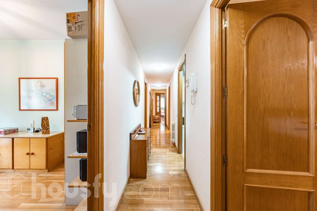 ¡Exclusivo piso señorial de 4 habitaciones con 6 balcones, terraza privada, garaje y trastero en la Creu Alta! ¿Buscas una vivienda amplia, luminosa y con espacios exteriores en una de las mejores zonas de Sabadell? Esta puede ser la oportunidad que estabas esperando. Housfy pone a la venta este magnífico piso señorial de 116 m² útiles, ubicado en la Creu Alta, uno de los barrios más demandados de Sabadell. La vivienda se encuentra en una finca del año 2000, construida por la prestigiosa Constructora Mañero, reconocida por la calidad de sus construcciones y sus excelentes acabados. La vivienda dispone de: ✔ 116 m² útiles. ✔ Amplio salón-comedor, muy luminoso y con salida al balcón. ✔ 4 habitaciones. ✔ Todas las habitaciones cuentan con su propio balcón, proporcionando una excelente entrada de luz natural y ventilación. ✔ La vivienda dispone de un total de 6 balcones, un elemento muy poco habitual que aporta amplitud y conexión con el exterior. ✔ Dormitorio principal tipo suite con salida a patio privado de 5,5m2 , un espacio perfecto para disfrutar de momentos de tranquilidad. ✔ 2 baños completos ✔ Zona de lavadero amplia e independiente. ✔ Cocina totalmente equipada. ✔ Climatización por conductos con aire acondicionado y bomba de calor, para disfrutar del máximo confort durante todo el año. ✔ Ascensor. ✔ Plaza de garaje de 11 m² incluida en el precio. ✔ Trastero 12m2 Uno de los aspectos más destacados de esta vivienda es su excelente aislamiento acústico, que garantiza tranquilidad y confort, junto con una construcción sólida y materiales de alta calidad. Una ubicación para disfrutar Vivir en la Creu Alta significa tenerlo todo al alcance de la mano. En apenas 10 minutos a pie llegarás al centro de Sabadell, a las estaciones de FGC y a una amplia zona comercial donde encontrarás El Corte Inglés, supermercados, restaurantes y todo tipo de servicios. Además, la vivienda se encuentra junto a la Plaça de les Dones del Tèxtil, un amplio espacio con parque infantil y zonas verdes, ideal para disfrutar en familia o relajarse al aire libre. En el entorno encontrarás también colegios, farmacias, transporte público, centros deportivos y todos los servicios necesarios para el día a día. Una vivienda difícil de encontrar La amplitud de sus estancias, la calidad de la construcción, su magnífica distribución, los numerosos espacios exteriores —con 8 balcones y una terraza privada en la suite—, junto con su excelente ubicación, convierten esta propiedad en una oportunidad única para quienes buscan calidad de vida en una de las zonas más valoradas de Sabadell. ¡No dejes escapar esta oportunidad y ven a descubrir tu próximo hogar! Aviso legal El precio de venta no incluye gastos de la compraventa como notaría, registro, impuestos, ni tampoco honorarios agencia. Esta publicación no es vinculante. Consulta siempre la nota simple con Housfy antes de formalizar la compraventa. Sobre nosotros Housfy es la plataforma integral de servicios inmobiliarios. Nuestra combinación de expertos y tecnología pone al alcance de todo el mundo servicios cómodos, claros y seguros. AICAT número: 7922. Nos encargamos de la gestión y asesoramiento de la compra. ¡Olvídate de todo! Hacemos los trámites por ti. Y, si además necesitas financiación, ponemos a tu disposición un bróker hipotecario para ayudarte a conseguir las mejores condiciones para tu perfil económico. ¿Quieres visitarla? Contacta con Housfy y agenda tu visita sin compromiso. Más información en: housfy.com En cumplimiento de la Ley 8/2026 en Cataluña, el certificado de presencia o ausencia de amianto se encuentra en proceso de tramitación.-43