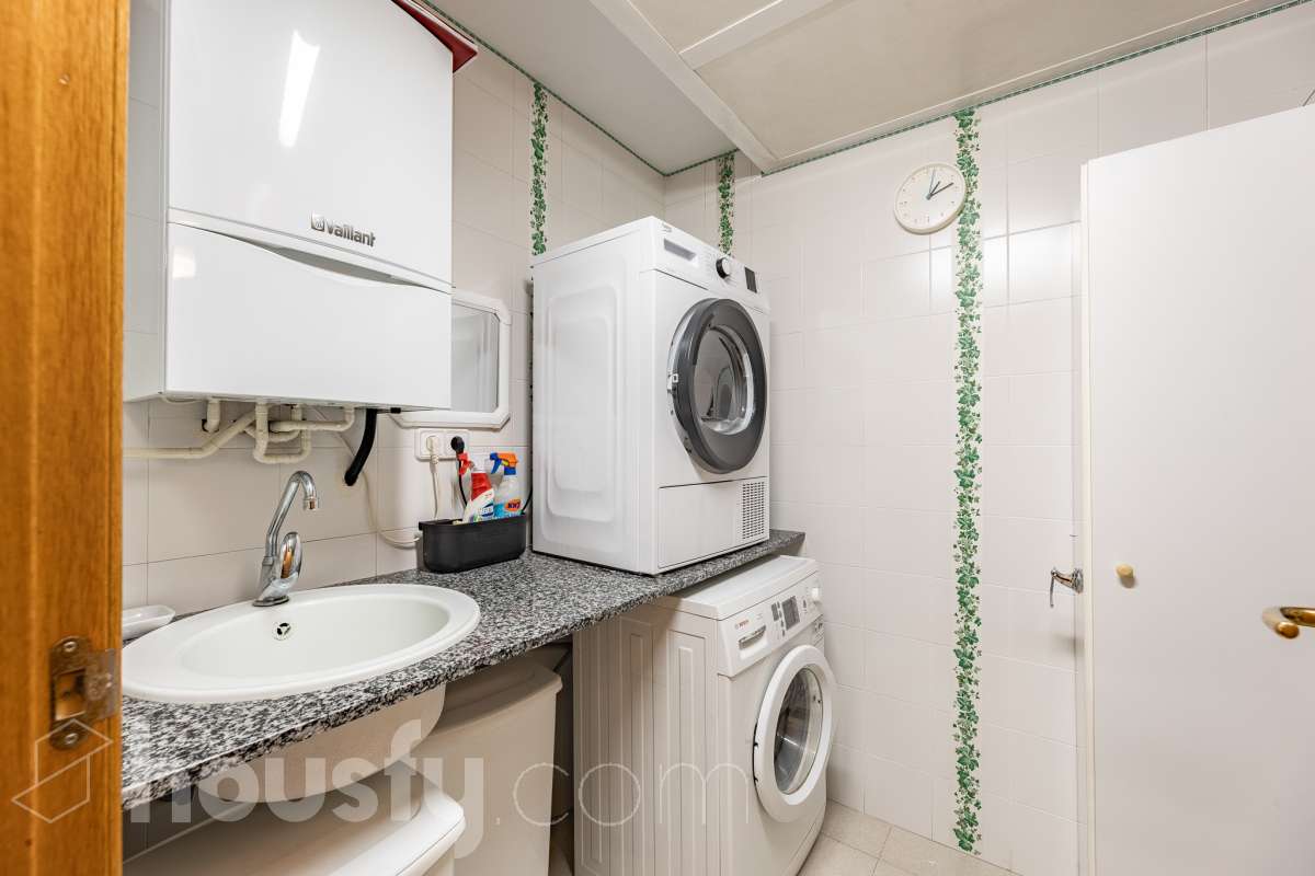 ¡Exclusivo piso señorial de 4 habitaciones con 6 balcones, terraza privada, garaje y trastero en la Creu Alta! ¿Buscas una vivienda amplia, luminosa y con espacios exteriores en una de las mejores zonas de Sabadell? Esta puede ser la oportunidad que estabas esperando. Housfy pone a la venta este magnífico piso señorial de 116 m² útiles, ubicado en la Creu Alta, uno de los barrios más demandados de Sabadell. La vivienda se encuentra en una finca del año 2000, construida por la prestigiosa Constructora Mañero, reconocida por la calidad de sus construcciones y sus excelentes acabados. La vivienda dispone de: ✔ 116 m² útiles. ✔ Amplio salón-comedor, muy luminoso y con salida al balcón. ✔ 4 habitaciones. ✔ Todas las habitaciones cuentan con su propio balcón, proporcionando una excelente entrada de luz natural y ventilación. ✔ La vivienda dispone de un total de 6 balcones, un elemento muy poco habitual que aporta amplitud y conexión con el exterior. ✔ Dormitorio principal tipo suite con salida a patio privado de 5,5m2 , un espacio perfecto para disfrutar de momentos de tranquilidad. ✔ 2 baños completos ✔ Zona de lavadero amplia e independiente. ✔ Cocina totalmente equipada. ✔ Climatización por conductos con aire acondicionado y bomba de calor, para disfrutar del máximo confort durante todo el año. ✔ Ascensor. ✔ Plaza de garaje de 11 m² incluida en el precio. ✔ Trastero 12m2 Uno de los aspectos más destacados de esta vivienda es su excelente aislamiento acústico, que garantiza tranquilidad y confort, junto con una construcción sólida y materiales de alta calidad. Una ubicación para disfrutar Vivir en la Creu Alta significa tenerlo todo al alcance de la mano. En apenas 10 minutos a pie llegarás al centro de Sabadell, a las estaciones de FGC y a una amplia zona comercial donde encontrarás El Corte Inglés, supermercados, restaurantes y todo tipo de servicios. Además, la vivienda se encuentra junto a la Plaça de les Dones del Tèxtil, un amplio espacio con parque infantil y zonas verdes, ideal para disfrutar en familia o relajarse al aire libre. En el entorno encontrarás también colegios, farmacias, transporte público, centros deportivos y todos los servicios necesarios para el día a día. Una vivienda difícil de encontrar La amplitud de sus estancias, la calidad de la construcción, su magnífica distribución, los numerosos espacios exteriores —con 8 balcones y una terraza privada en la suite—, junto con su excelente ubicación, convierten esta propiedad en una oportunidad única para quienes buscan calidad de vida en una de las zonas más valoradas de Sabadell. ¡No dejes escapar esta oportunidad y ven a descubrir tu próximo hogar! Aviso legal El precio de venta no incluye gastos de la compraventa como notaría, registro, impuestos, ni tampoco honorarios agencia. Esta publicación no es vinculante. Consulta siempre la nota simple con Housfy antes de formalizar la compraventa. Sobre nosotros Housfy es la plataforma integral de servicios inmobiliarios. Nuestra combinación de expertos y tecnología pone al alcance de todo el mundo servicios cómodos, claros y seguros. AICAT número: 7922. Nos encargamos de la gestión y asesoramiento de la compra. ¡Olvídate de todo! Hacemos los trámites por ti. Y, si además necesitas financiación, ponemos a tu disposición un bróker hipotecario para ayudarte a conseguir las mejores condiciones para tu perfil económico. ¿Quieres visitarla? Contacta con Housfy y agenda tu visita sin compromiso. Más información en: housfy.com En cumplimiento de la Ley 8/2026 en Cataluña, el certificado de presencia o ausencia de amianto se encuentra en proceso de tramitación.-39